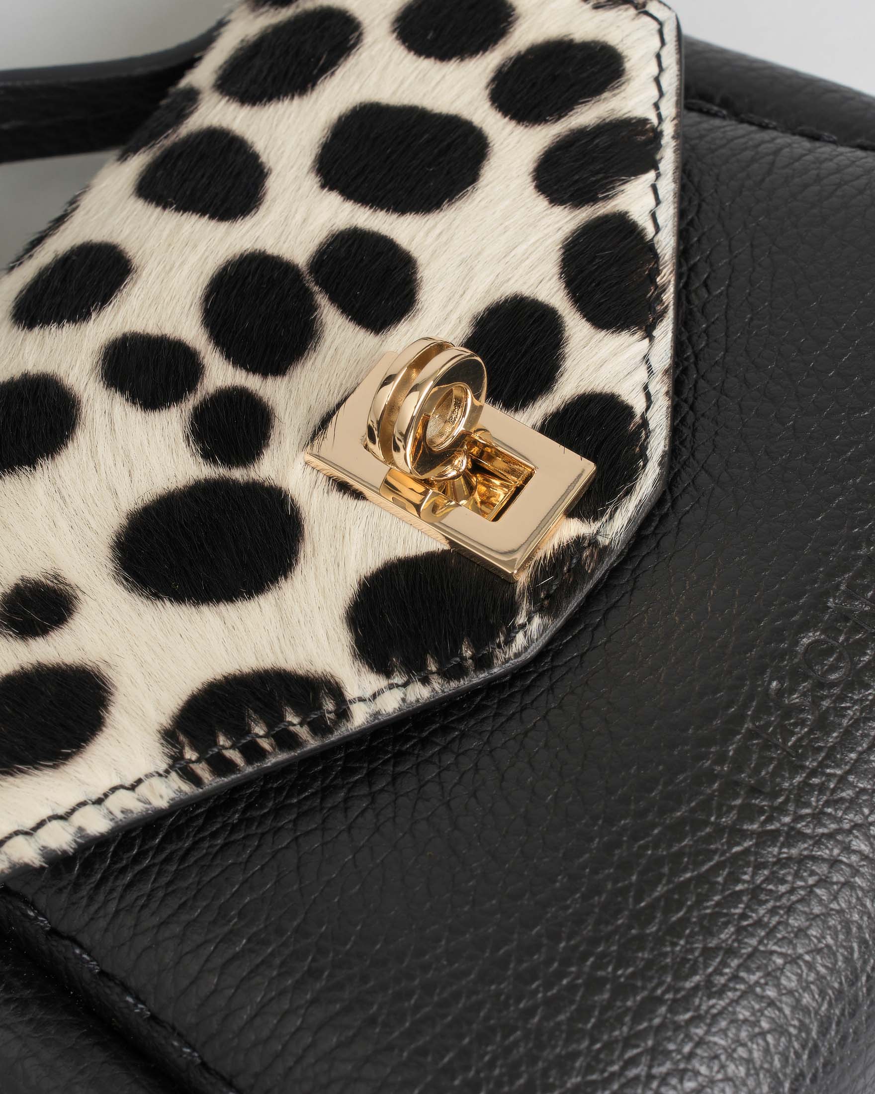 Mini bag Visonà vera in pelle martellata con impunture e patta di chiusura in cavallino effetto dalmata image