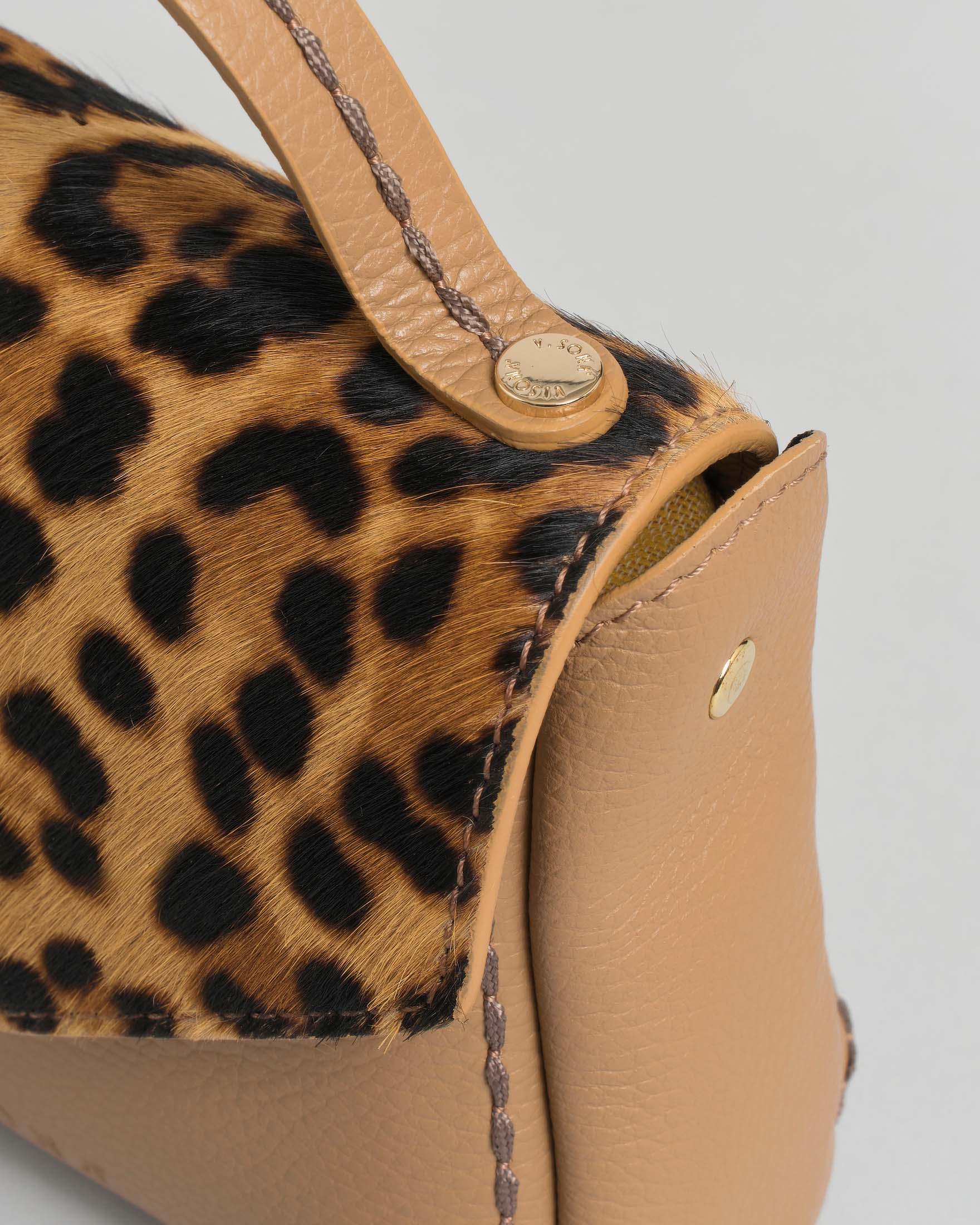 Mini bag Visonà beige in pelle martellata con impunture e patta di chiusura in cavallino effetto dalmata image