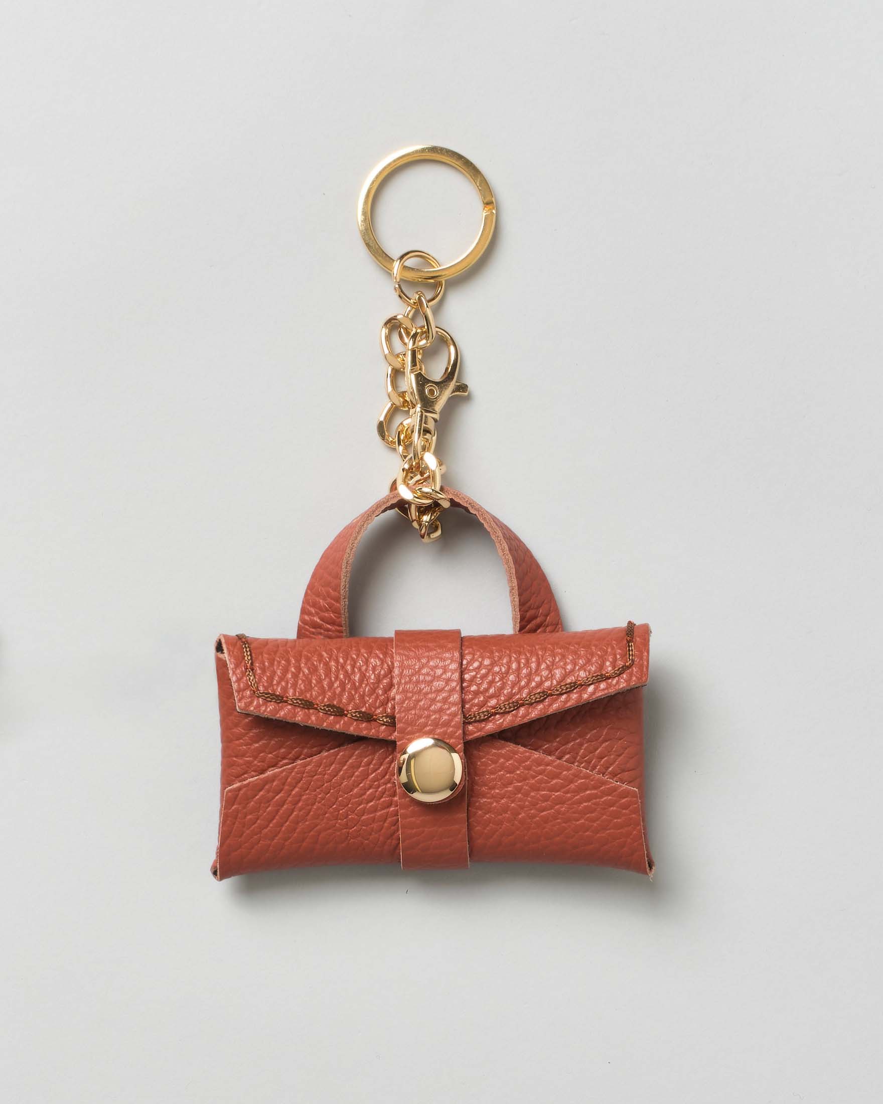 Portachiavi Visonà a borsina in pelle martellata arancione con catena e anello dorati