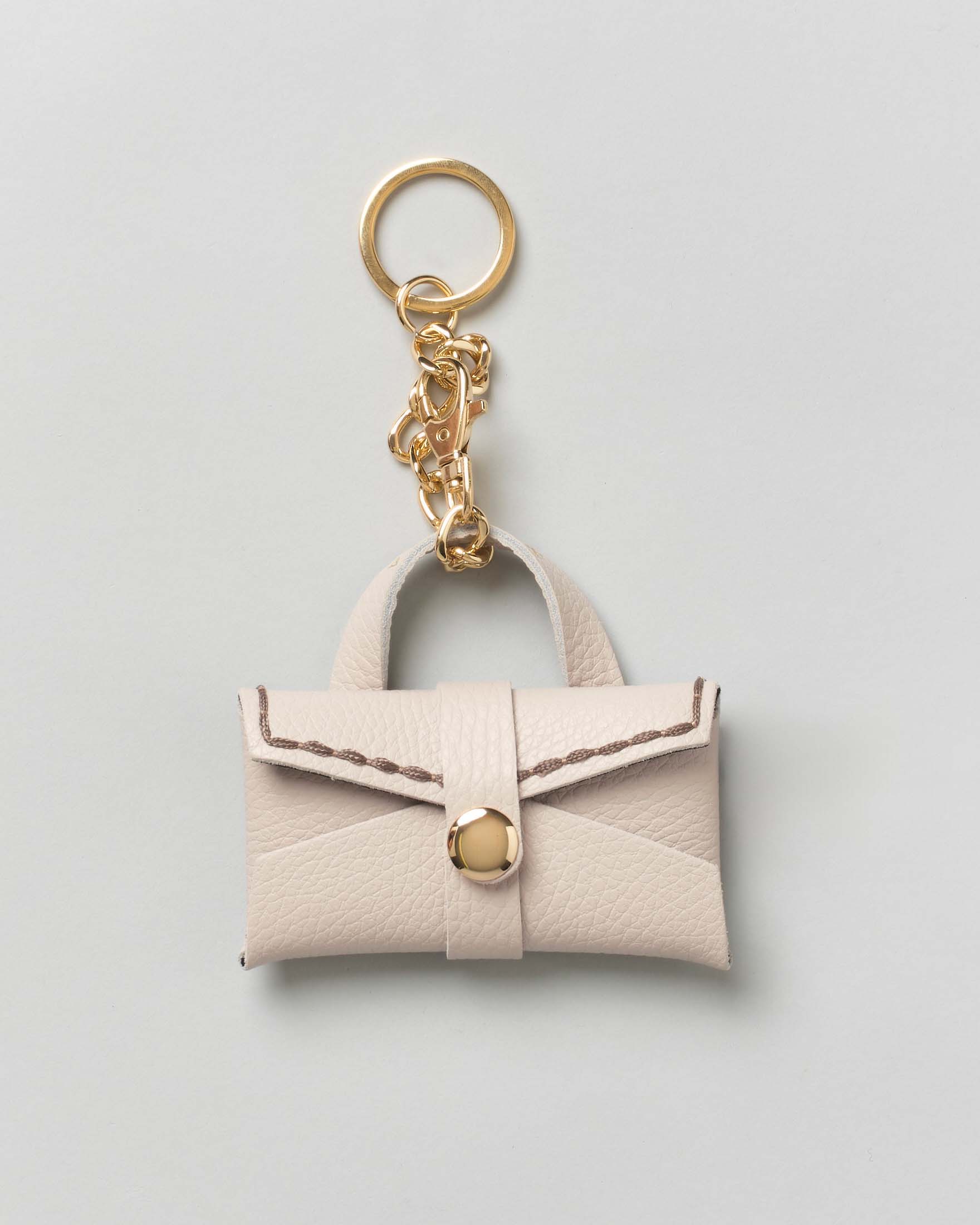 Portachiavi Visonà a borsina in pelle martellata color sabbia con catena e anello dorati