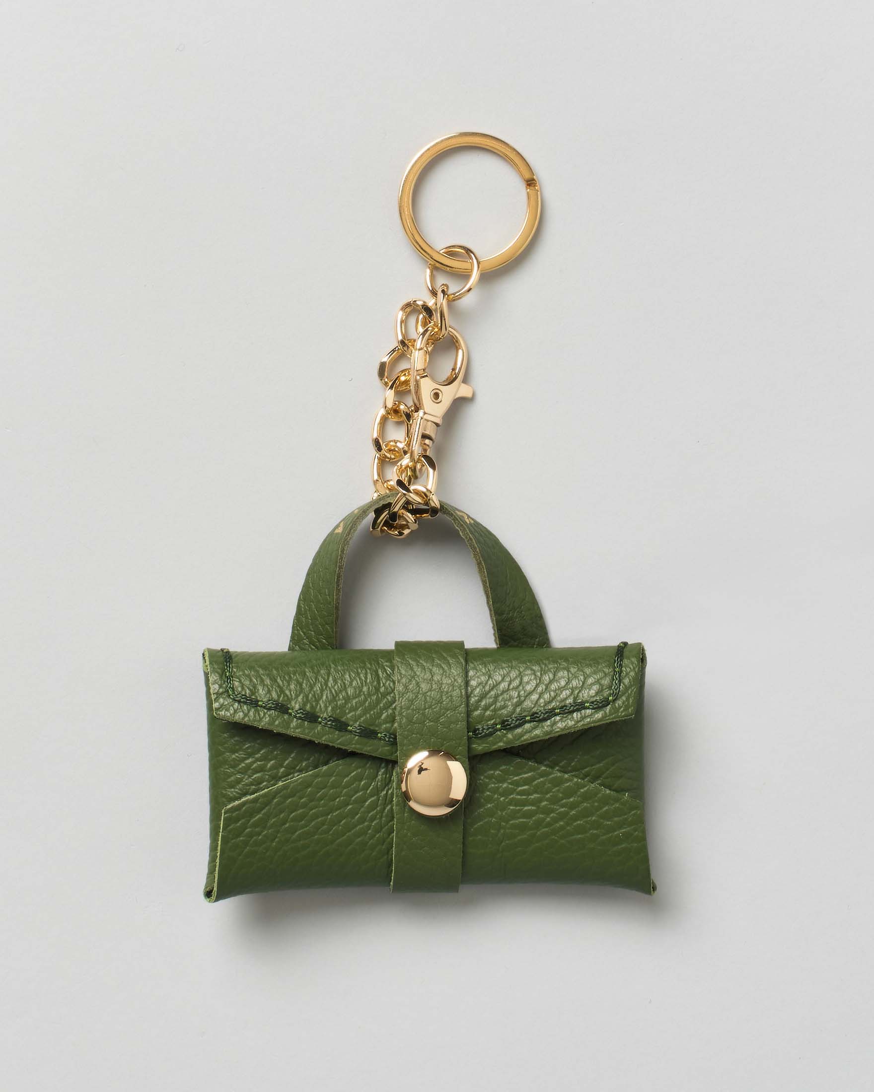 Portachiavi Visonà a borsina in pelle martellata verde con catena e anello dorati