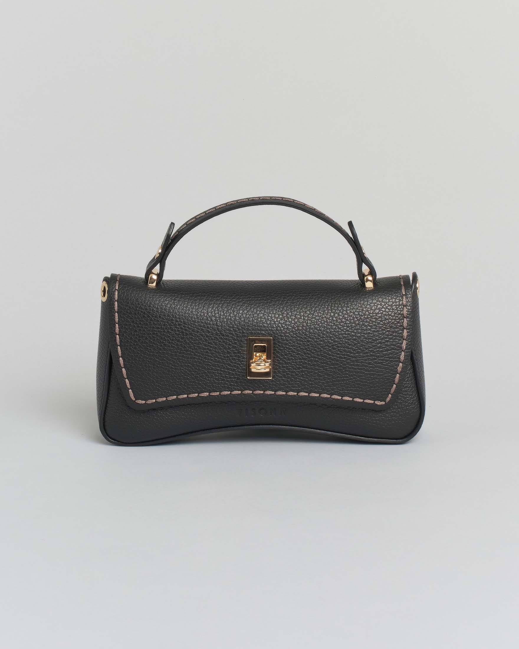 Mini bag Visonà nera dalla forma allungata in pelle martellata con impunture e patta di chiusura