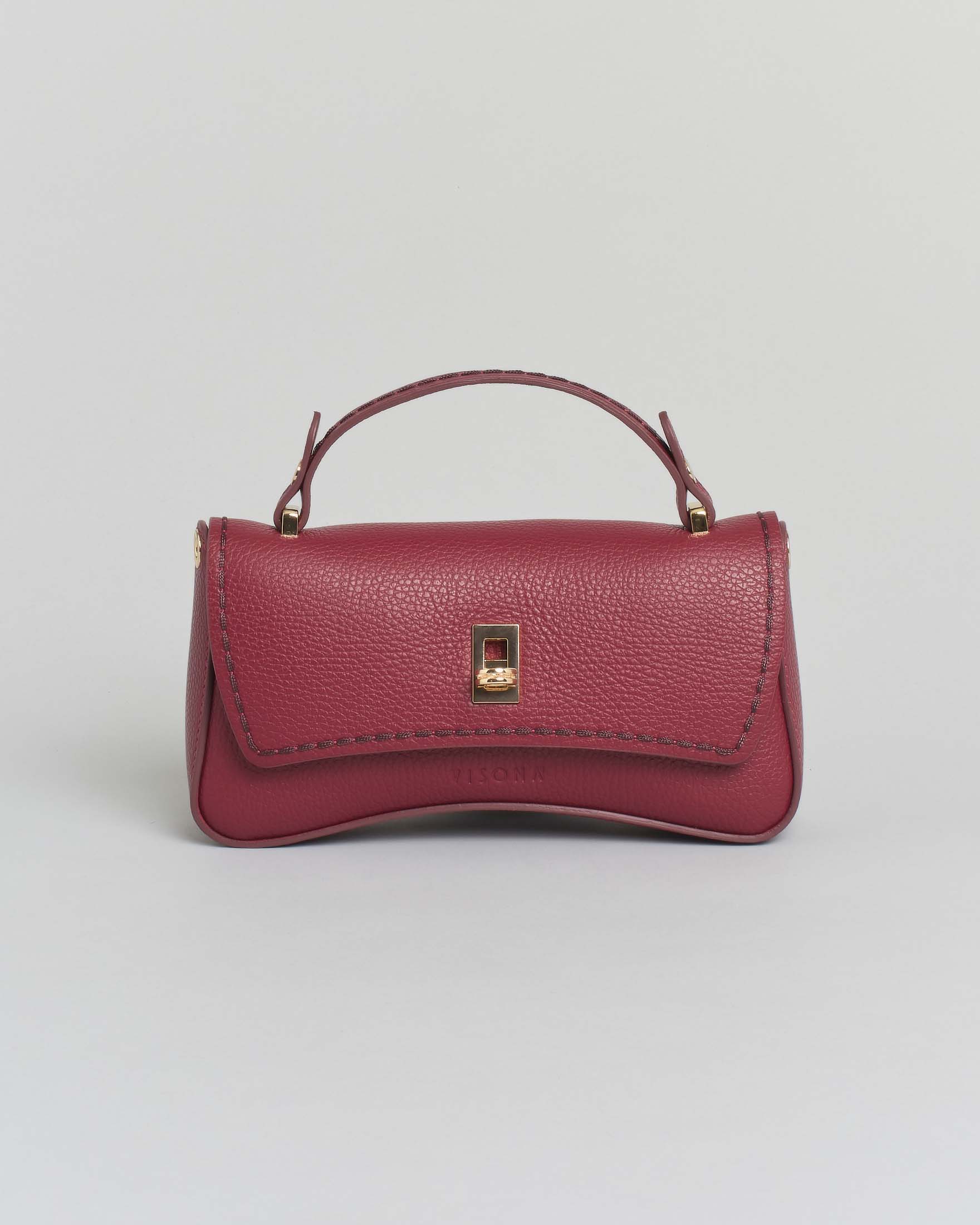 Mini bag Visonà rossa dalla forma allungata in pelle martellata con impunture e patta di chiusura