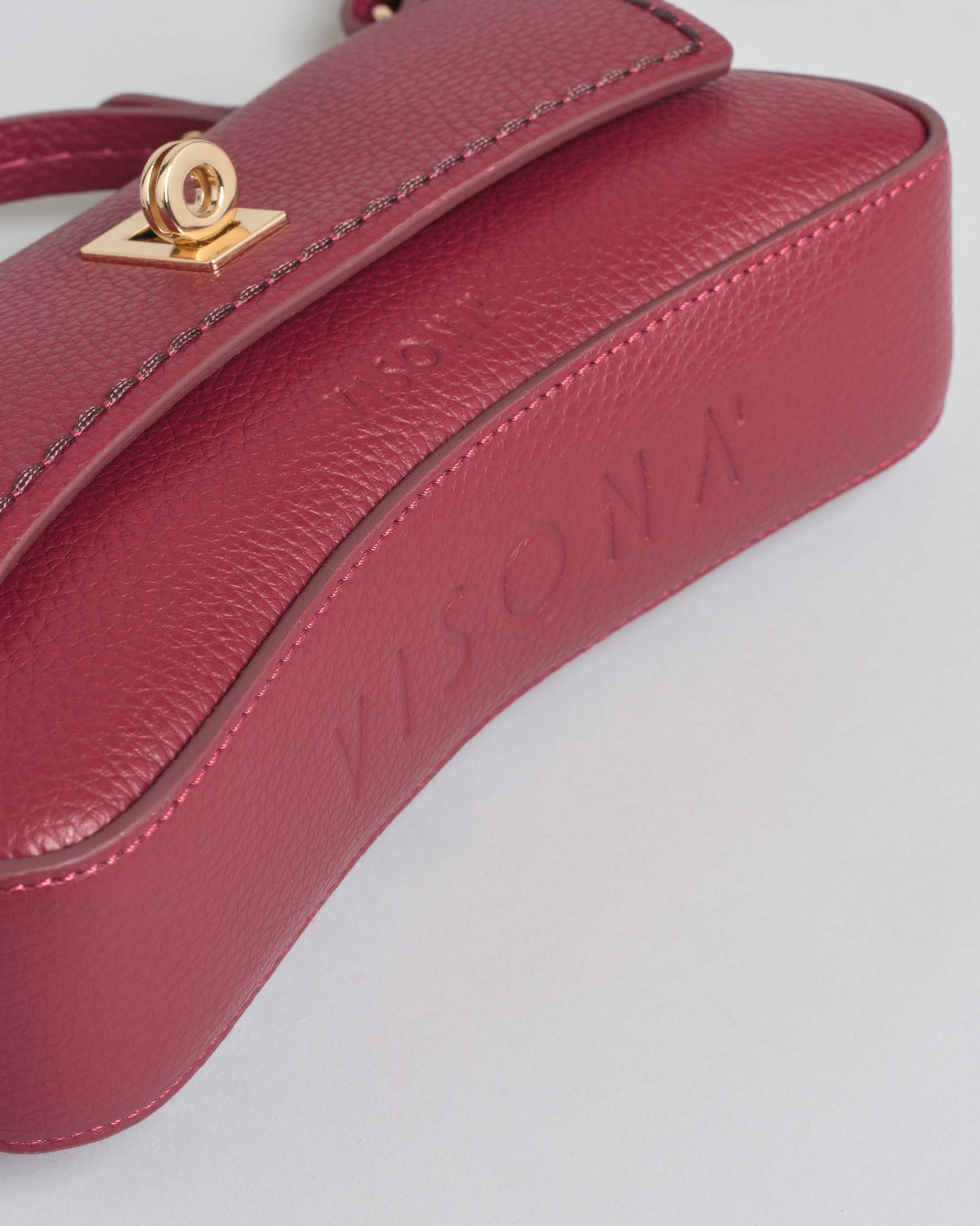 Mini bag Visonà rossa dalla forma allungata in pelle martellata con impunture e patta di chiusura image