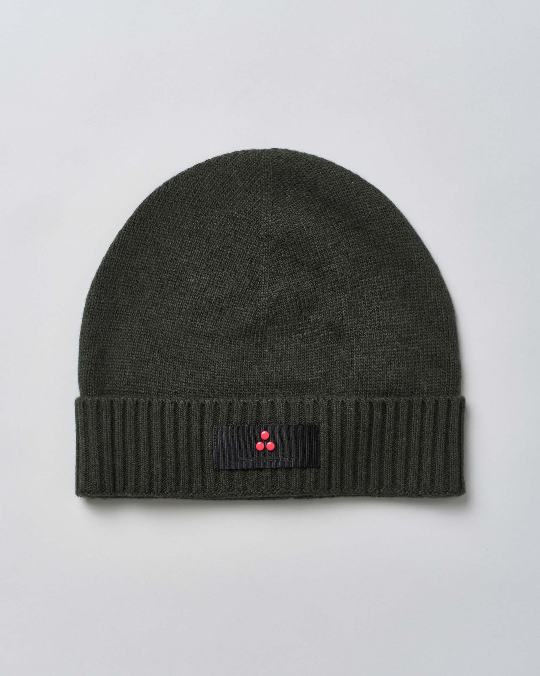 Berretto Peuterey verde militare in misto lana e cachemire con risvolto e patch porta logo