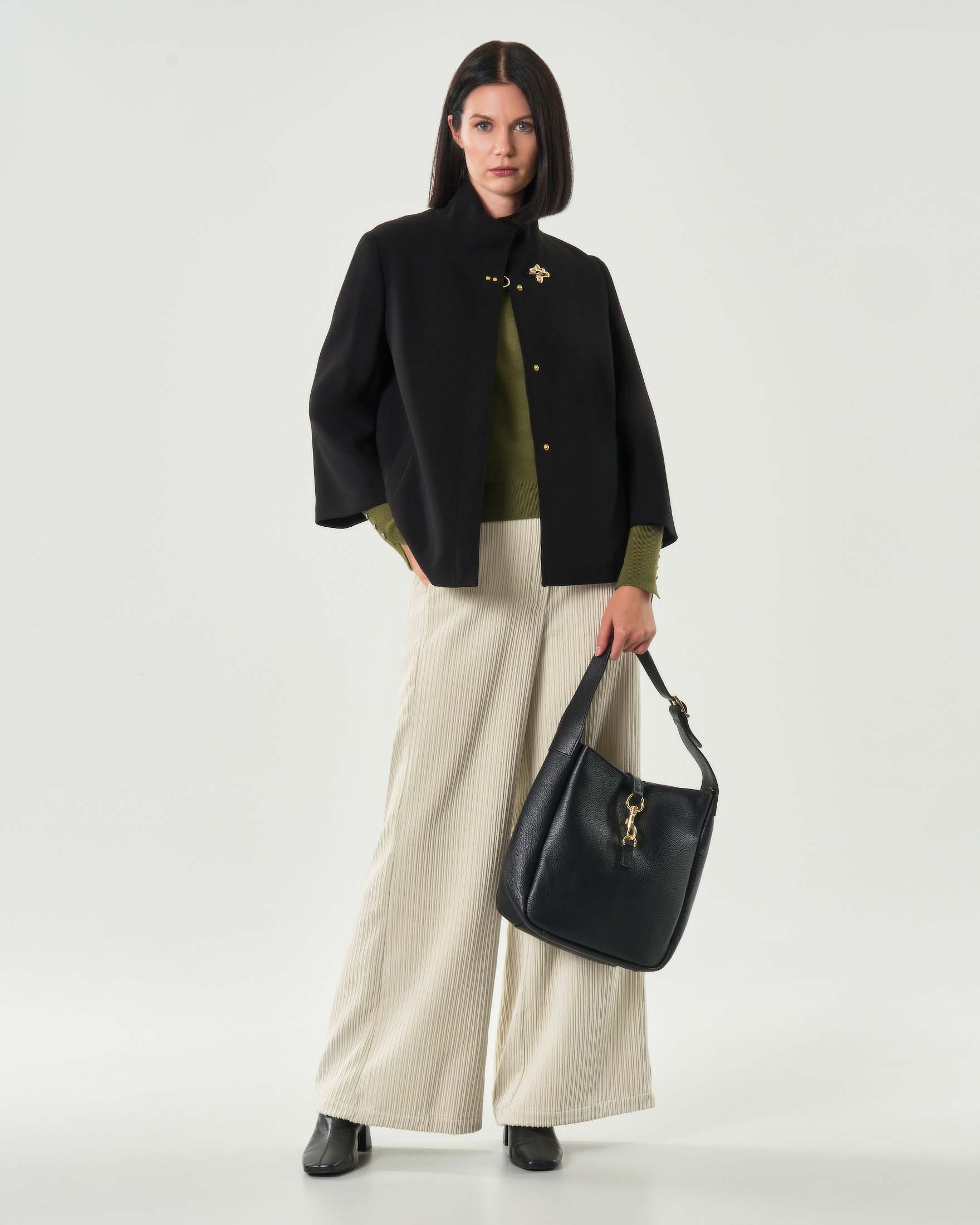 Giacca Hlo! nero in crêpe con gancio di chiusura sul colletto alto