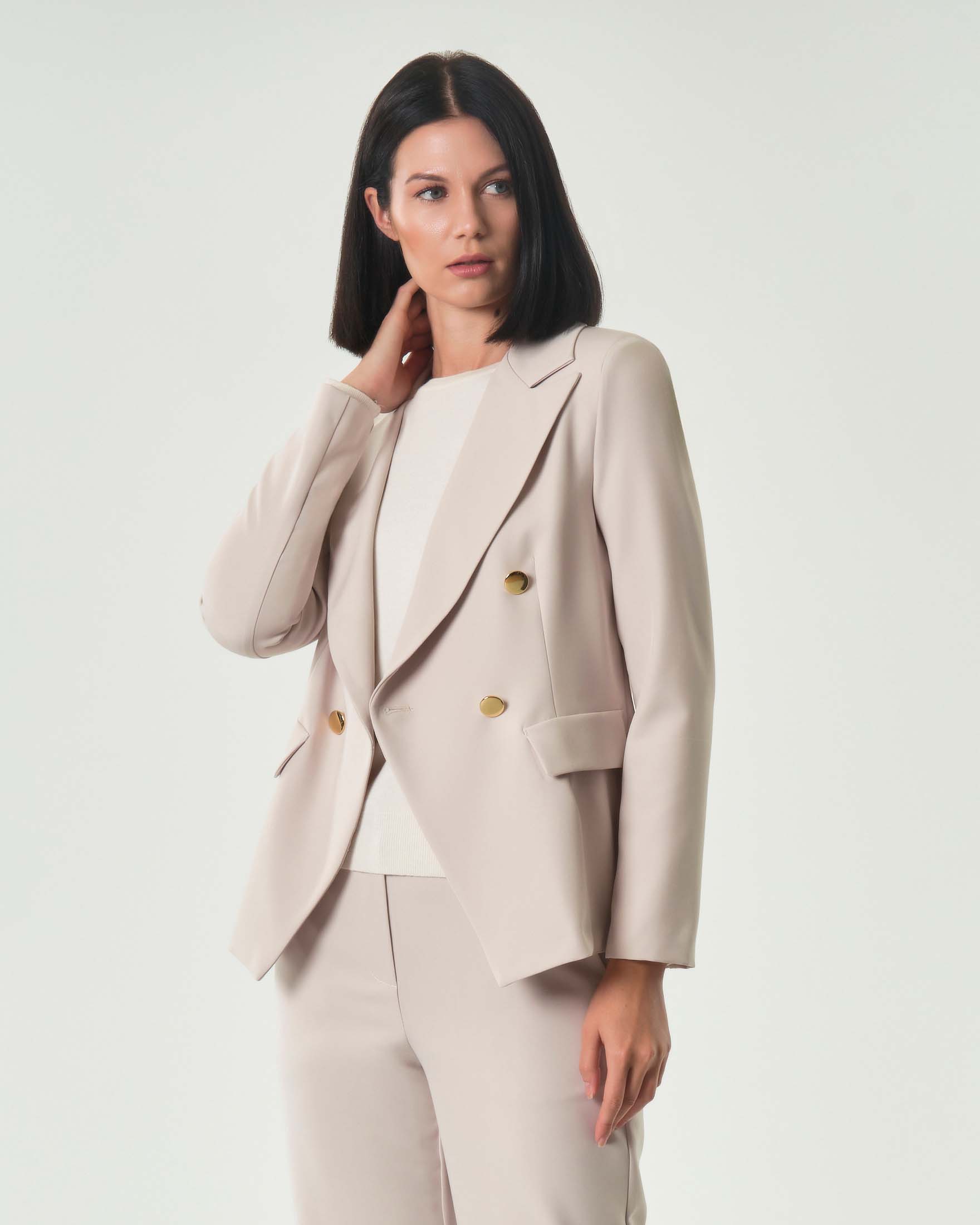 Giacca doppiopetto Hlo! color panna in tessuto tecnico dalla linea sfiancata con rever a lancia e bottoni dorati