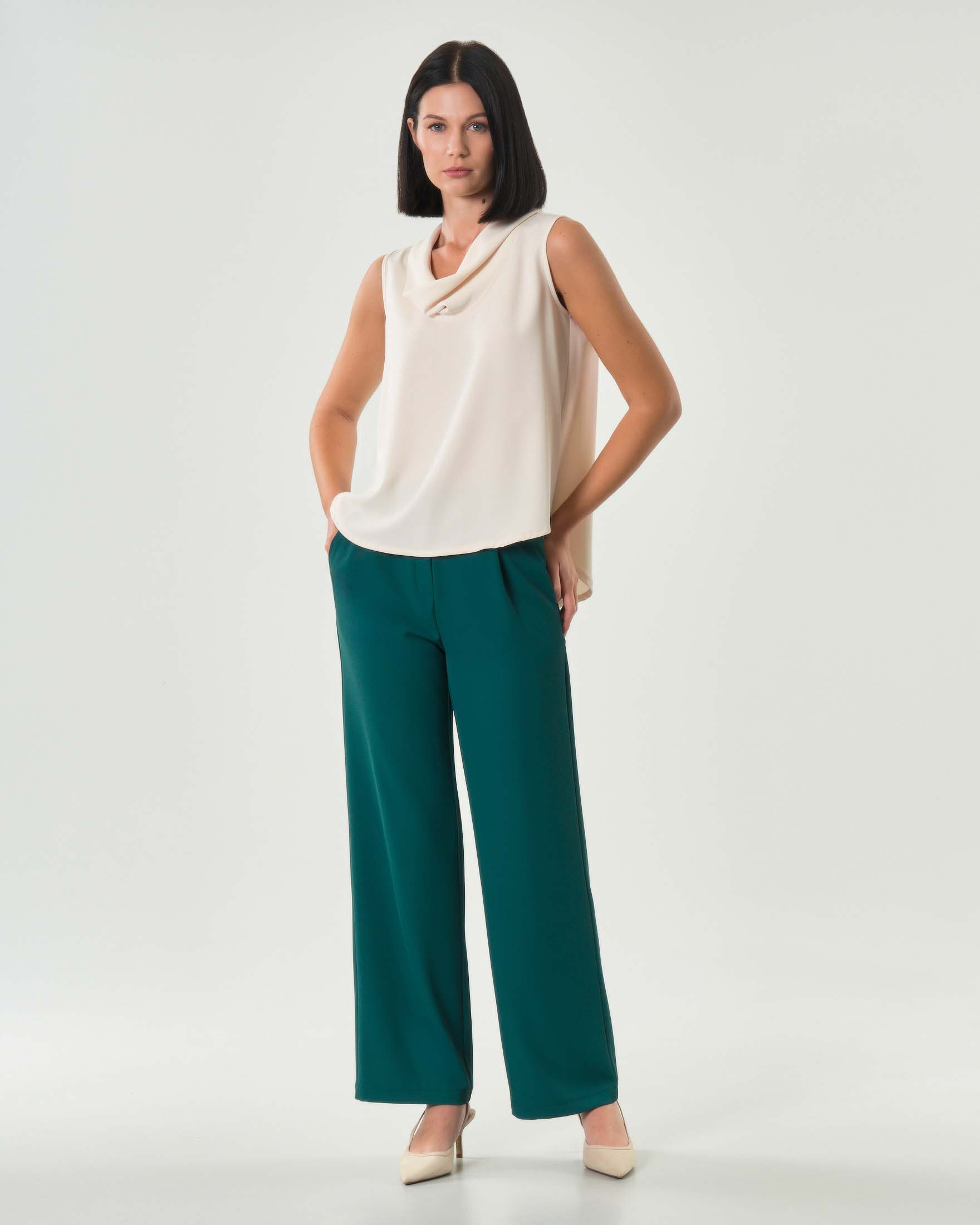 Pantaloni verde smeraldo in crèpe effetto fluido con pinces in vita