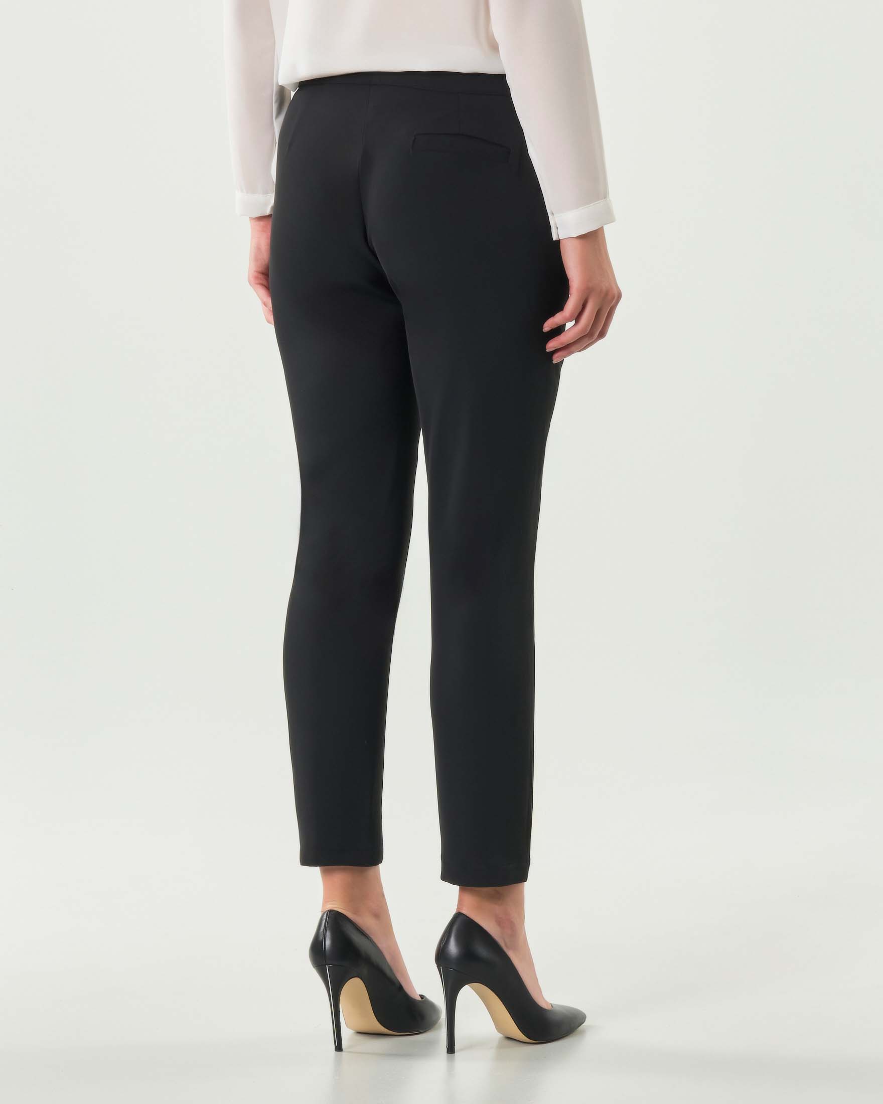 Pantaloni neri Hlo! in crèpe dalla linea slim con bottone di chiusura rivestito in tessuto abbinato image