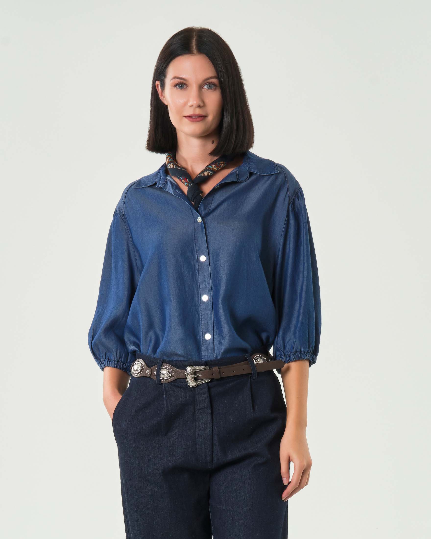 Camicia blu stone washed chambray con maniche tre quarti a sbuffo