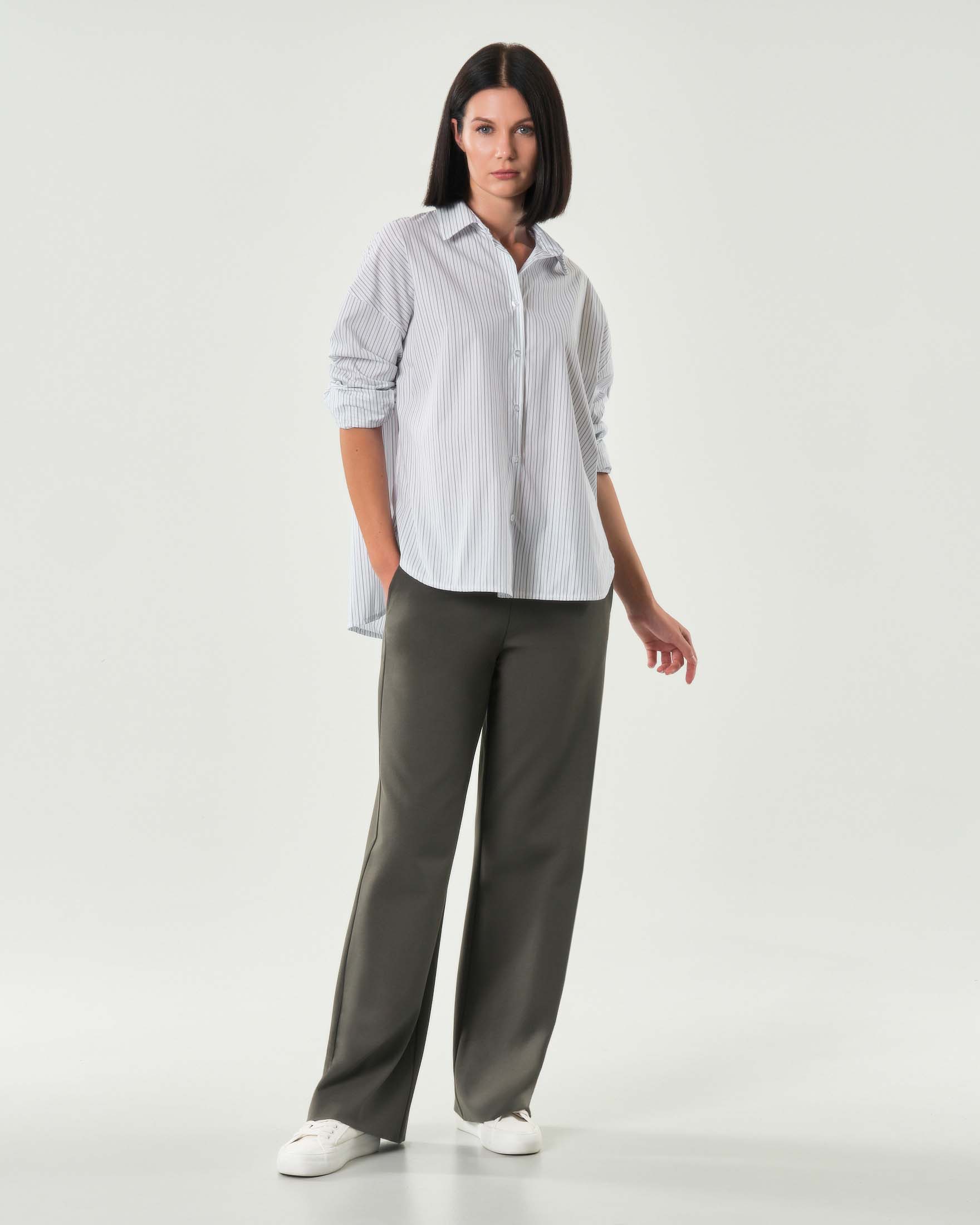 Camicia Hlo! over bianca a righine blu in misto cotone image