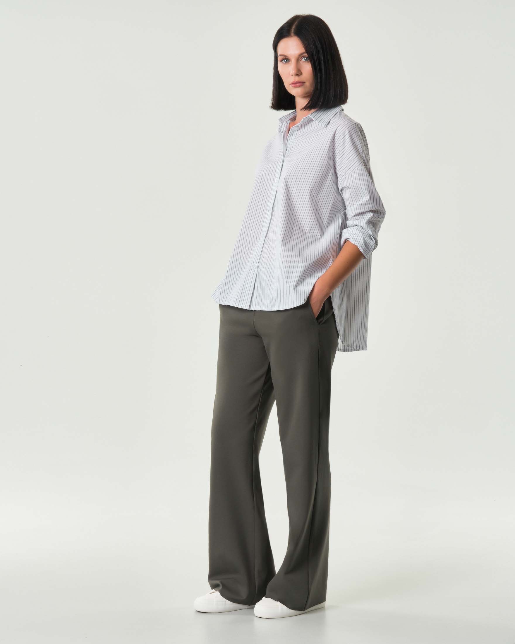 Camicia over bianca a righine blu in misto cotone