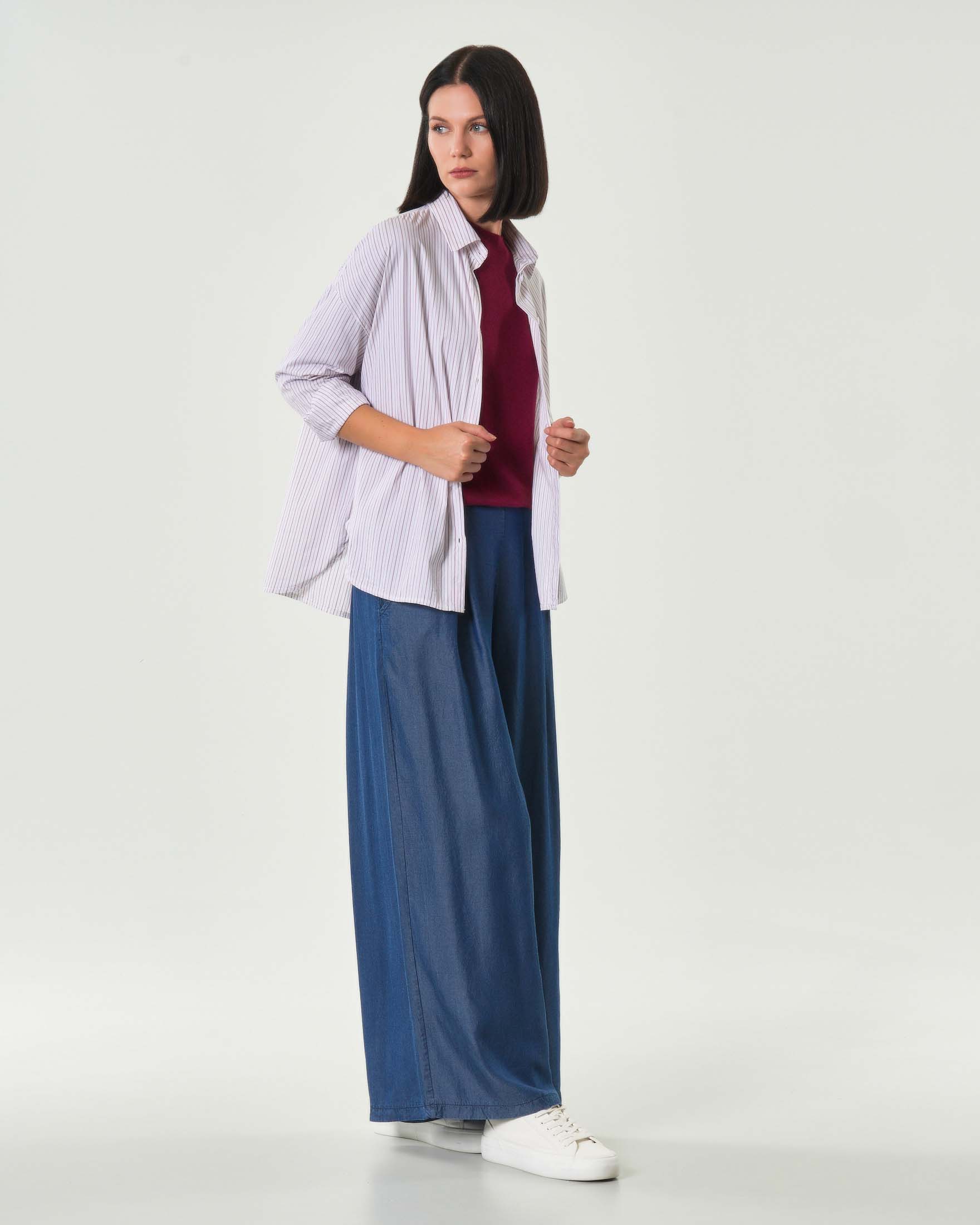 Camicia over bianca a righine bordeaux in misto cotone