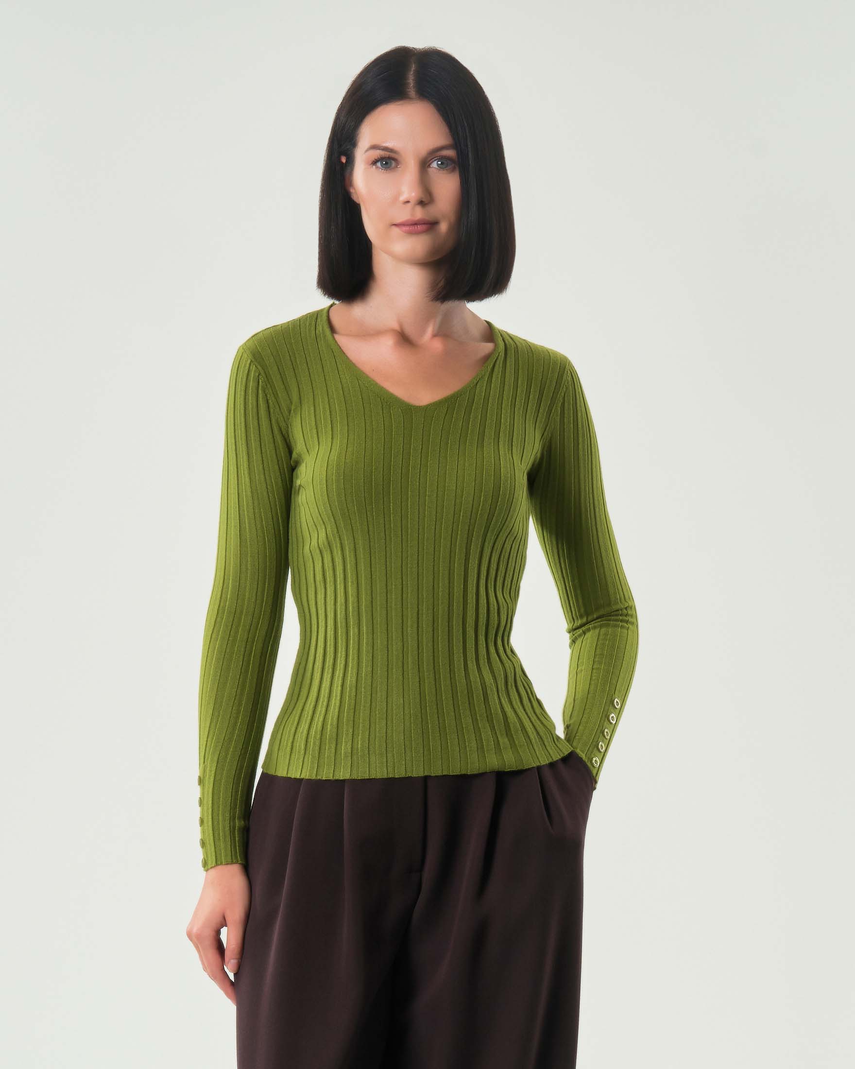 Maglia verde in misto viscosa a coste piatte con scollo a V e bottoncini lungo i polsini