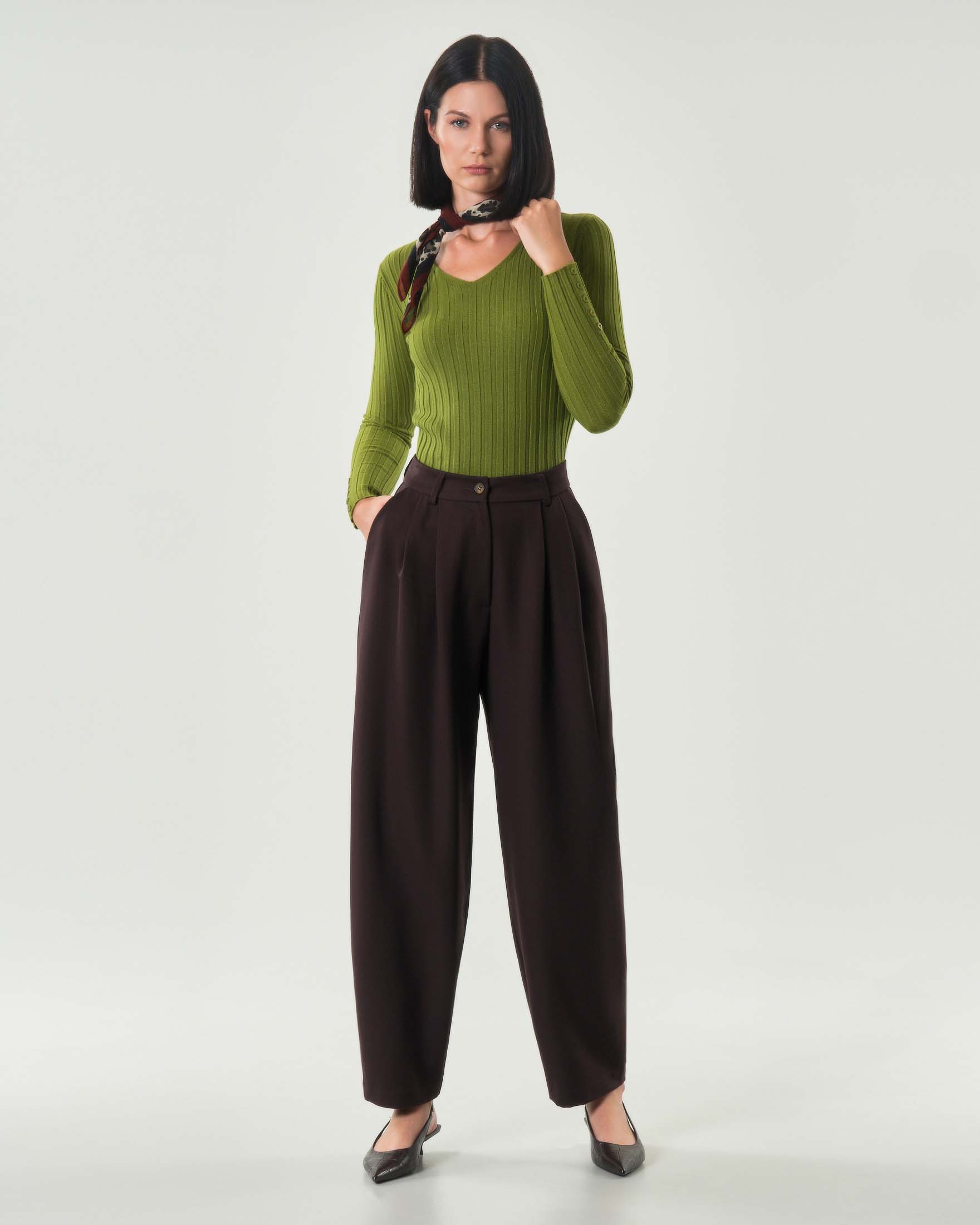 Maglia verde Hlo! in misto viscosa a coste piatte con scollo a V e bottoncini lungo i polsini image