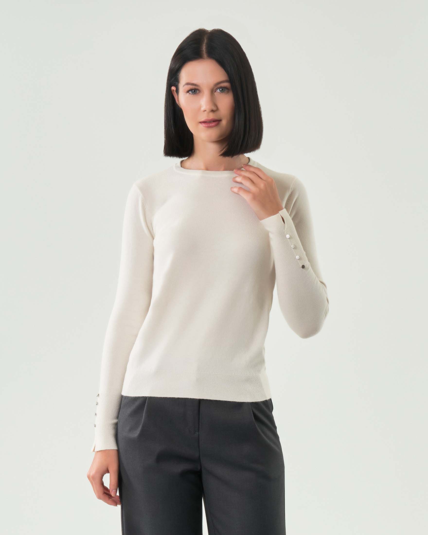 Maglia bianca in misto viscosa con polsini alti lavorati a costine con bottoncini in metallo satinato