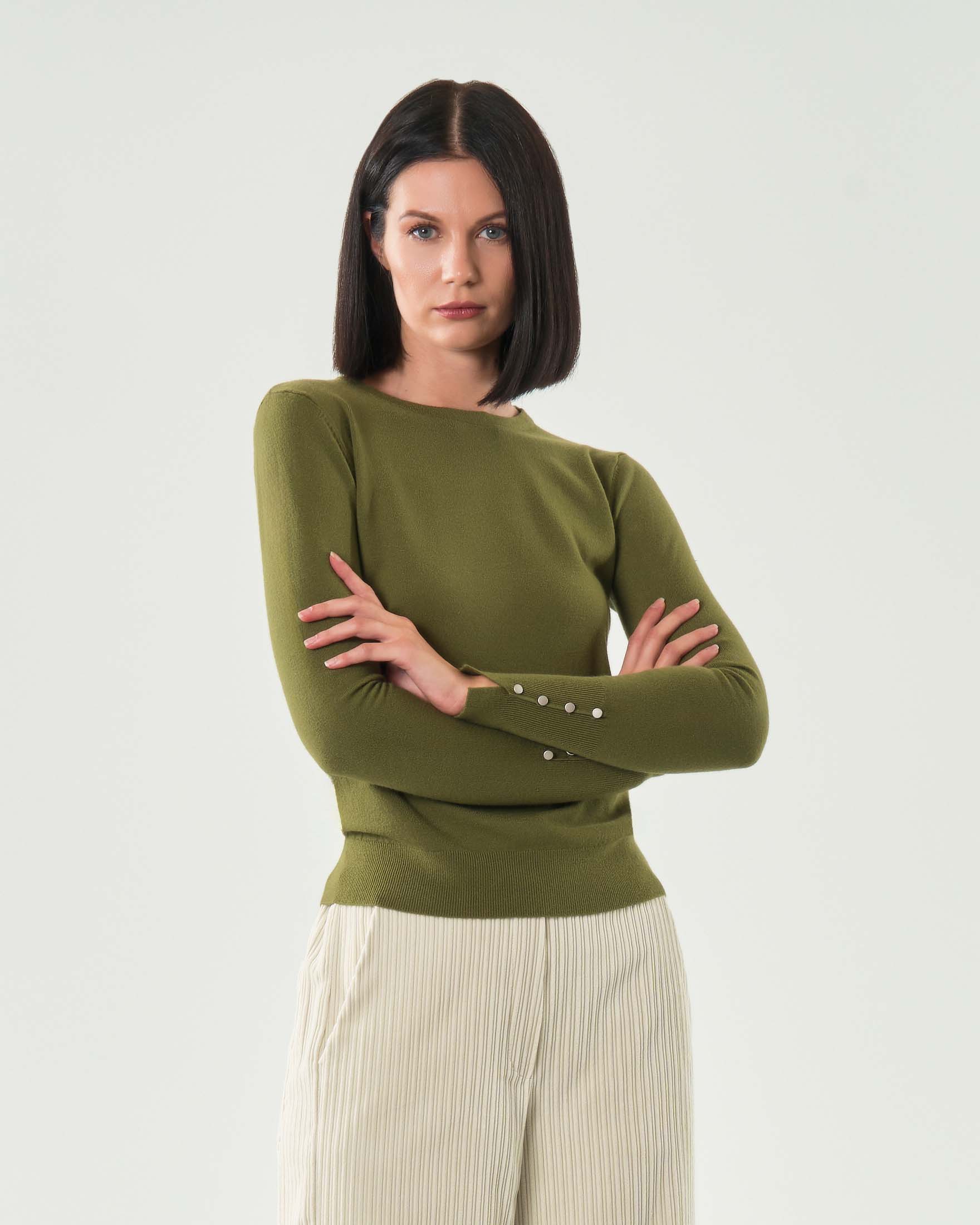 Hlo! — Maglia verde militare Hlo! in misto viscosa con polsini alti lavorati a costine con bottoncini in metallo satinato