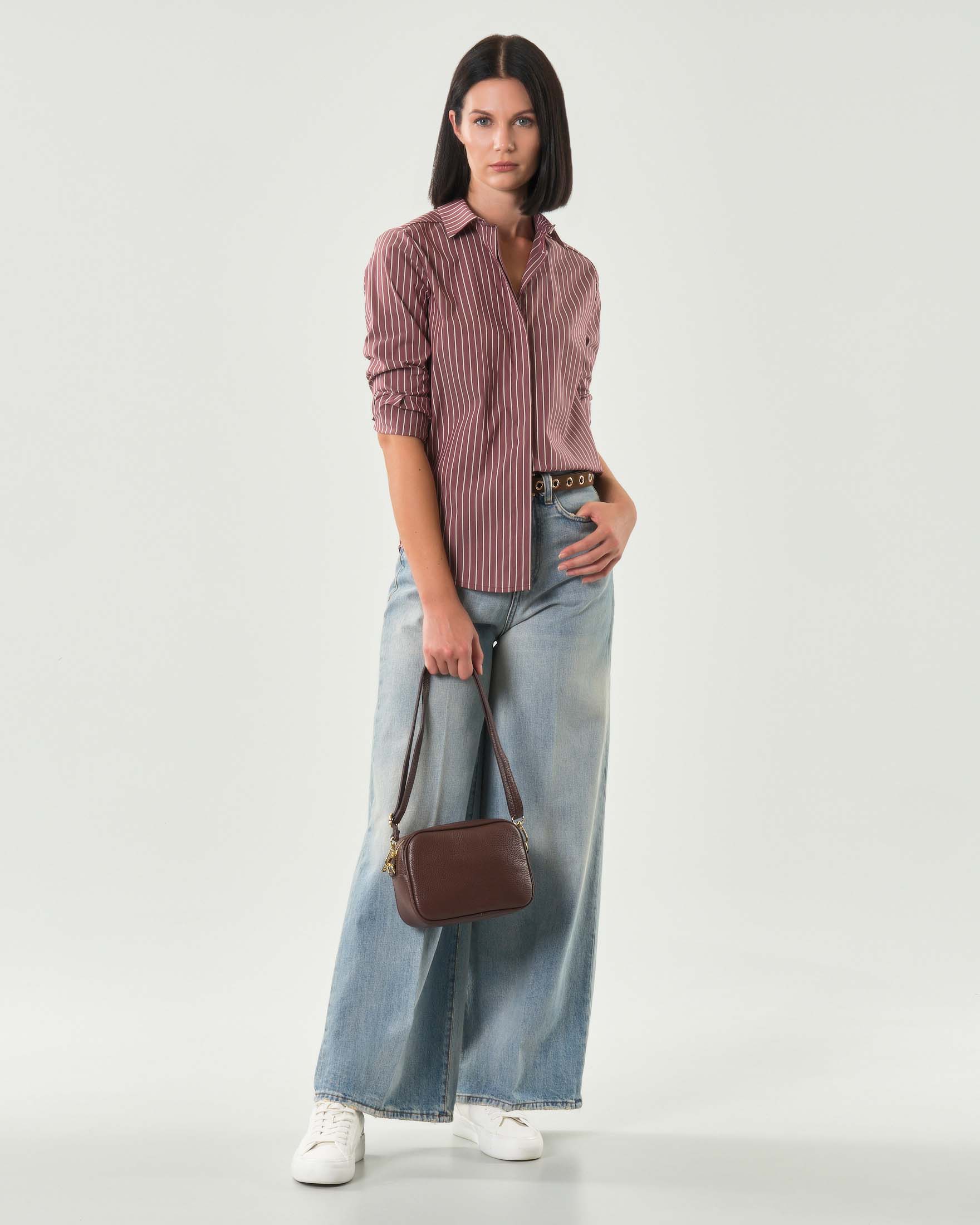 Camicia bordeaux in misto cotone stretch a righine bianche con chiusura all'inglese