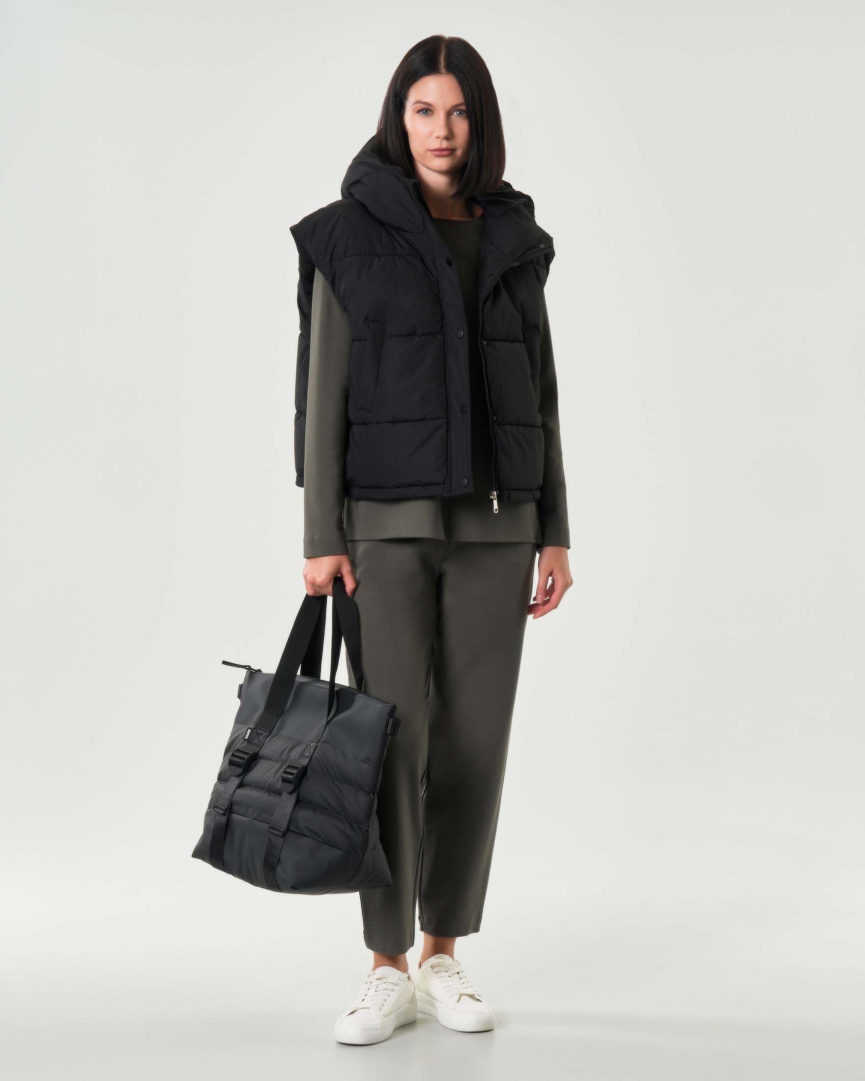 Piumino nero corto Hlo! con maniche ad aletta e cappuccio su colletto alto