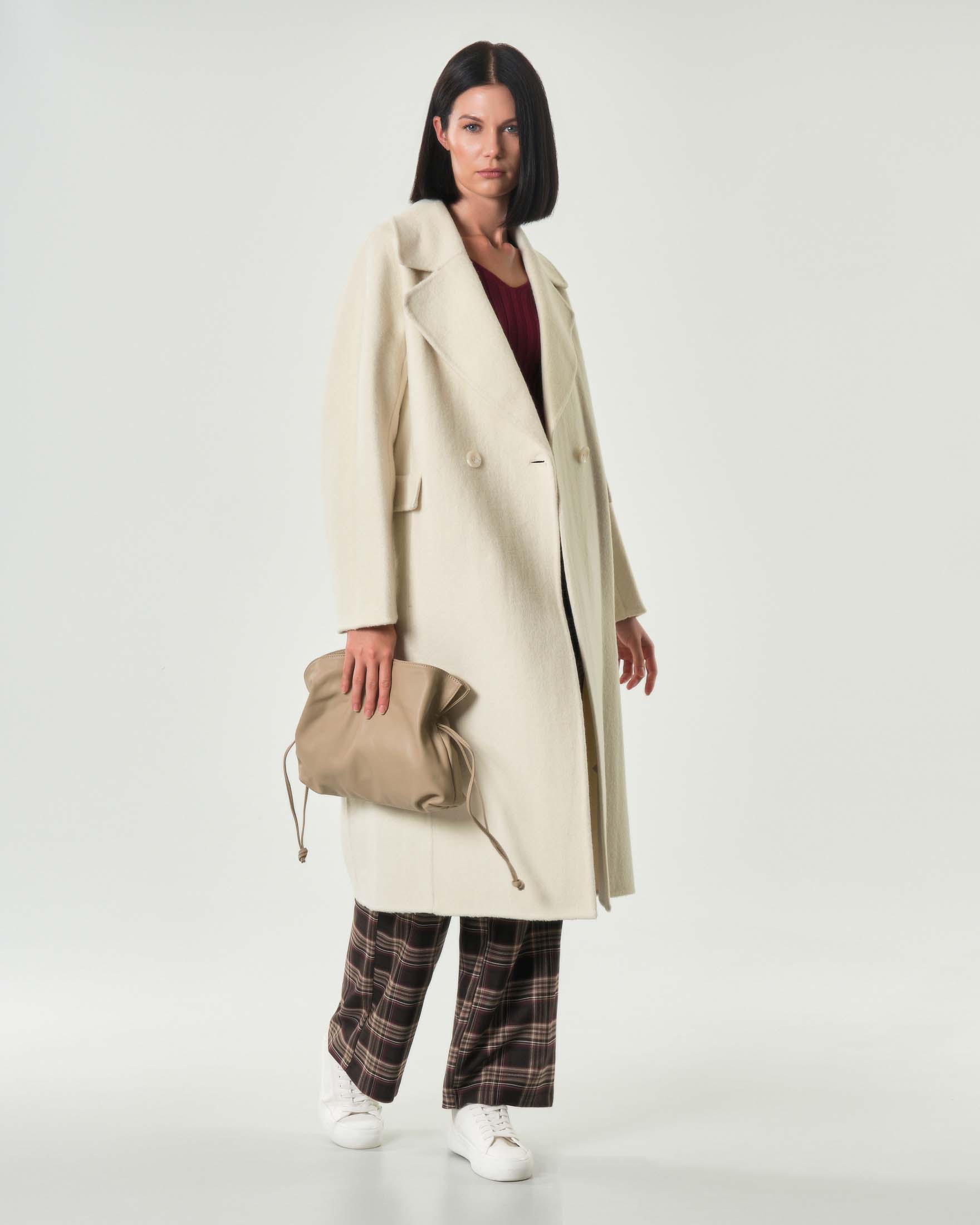 Cappotto color panna doppiopetto in double di misto lana con scollo a rever