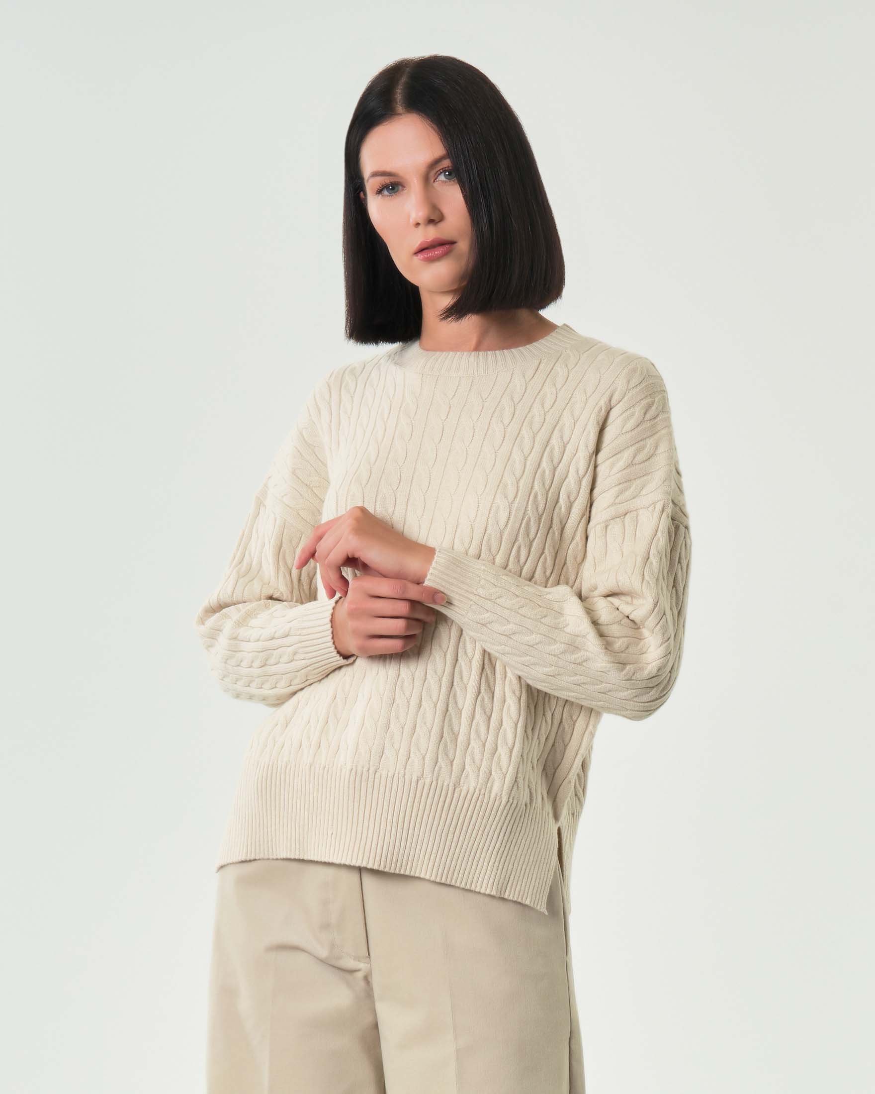 Maglia beige in misto viscosa a trecce con spacchetti laterali al fondo