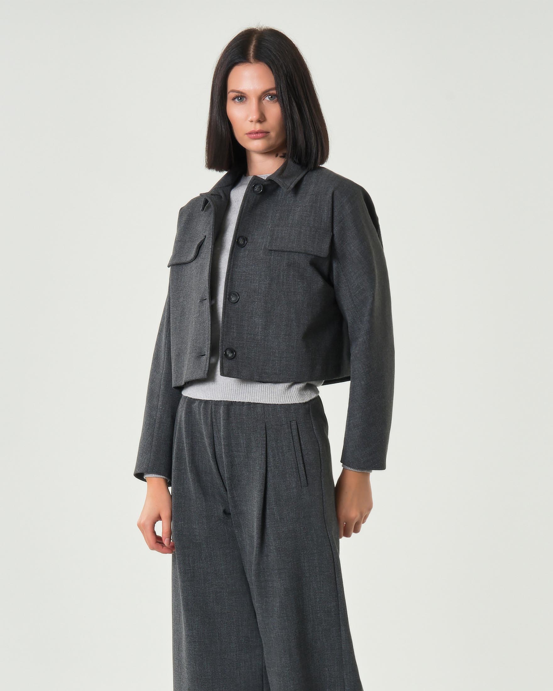 Giacca grigio antracite cropped con colletto a camicia e taschini con patta