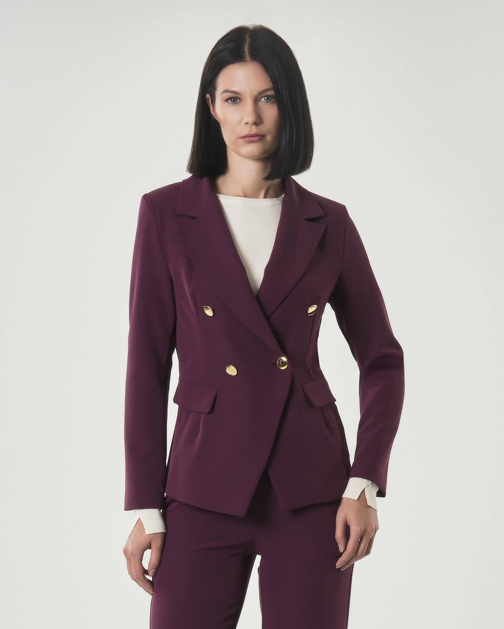 Giacca doppiopetto Hlo! bordeaux in tessuto tecnico dalla linea sfiancata con rever a lancia e bottoni dorati
