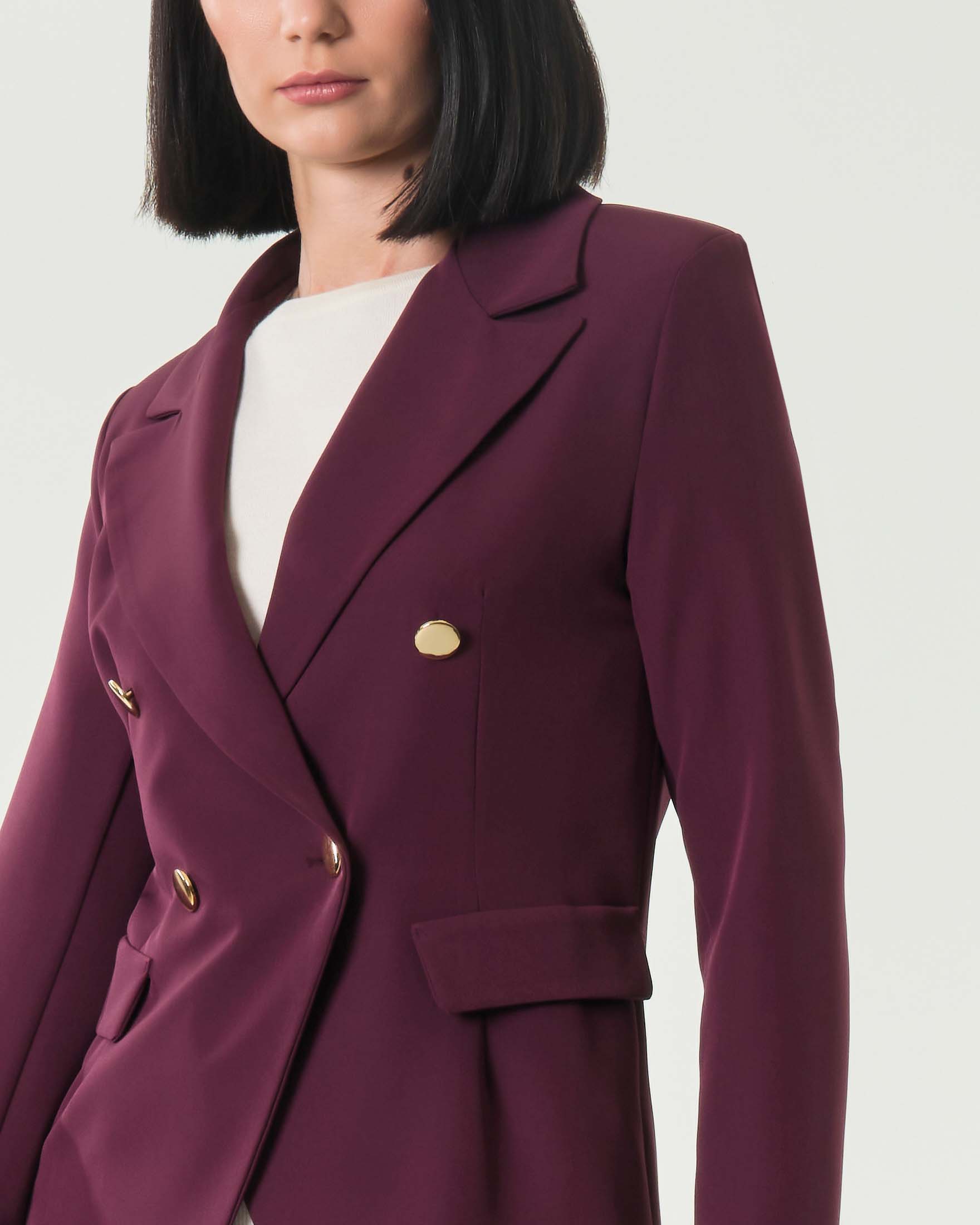 Giacca doppiopetto Hlo! bordeaux in tessuto tecnico dalla linea sfiancata con rever a lancia e bottoni dorati image