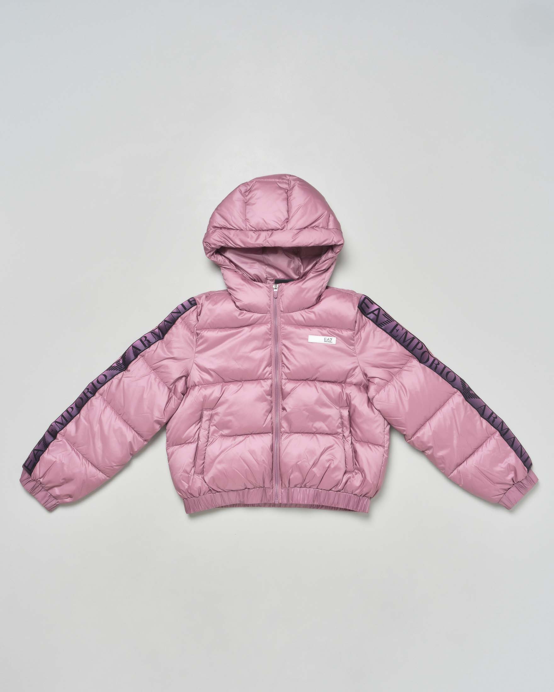 Piumino EA7 color malva lucido e bande logo monogram viola