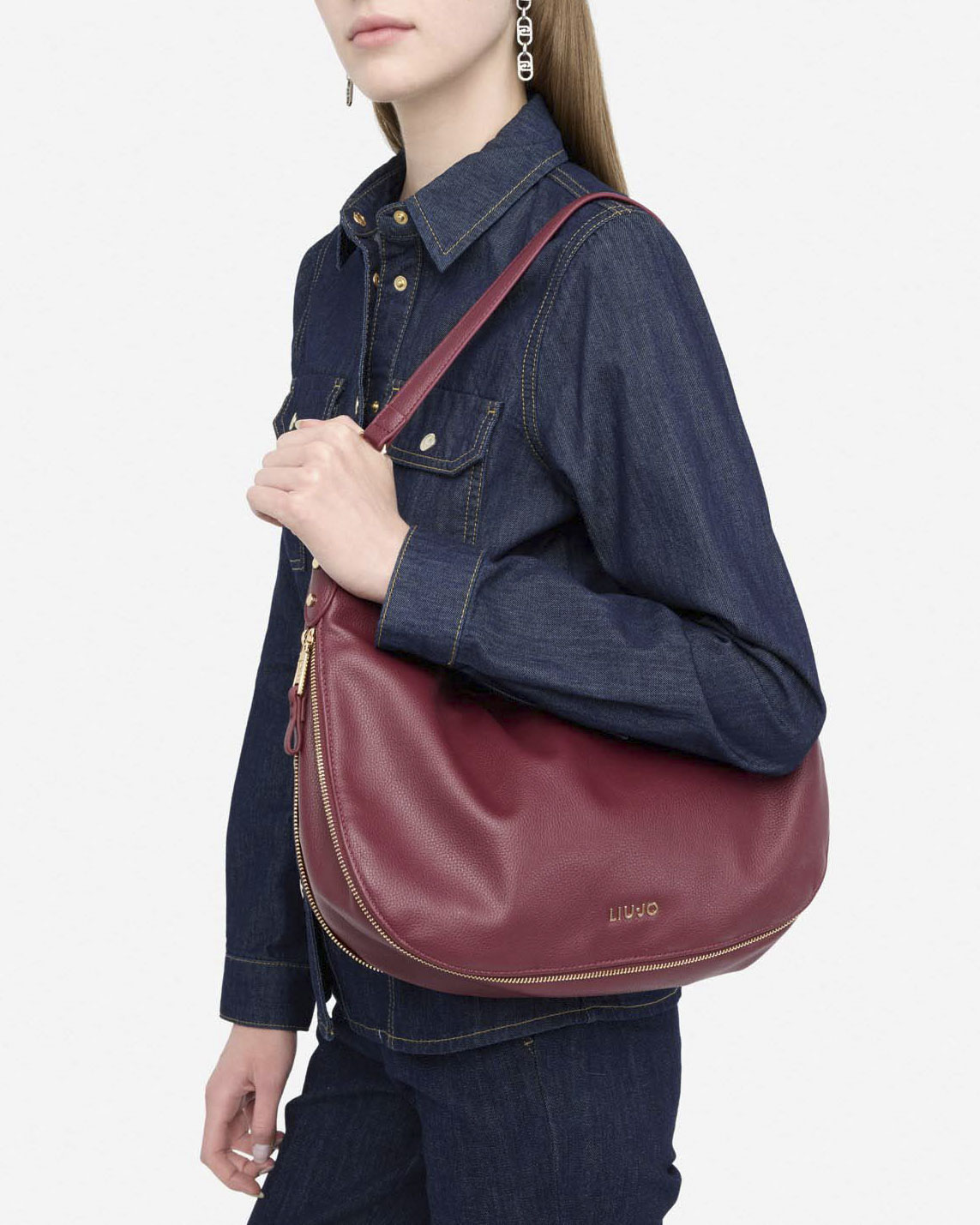 Borsa hobo Liu Jo Accessories bordeaux in similpelle con logo frontale metallico image
