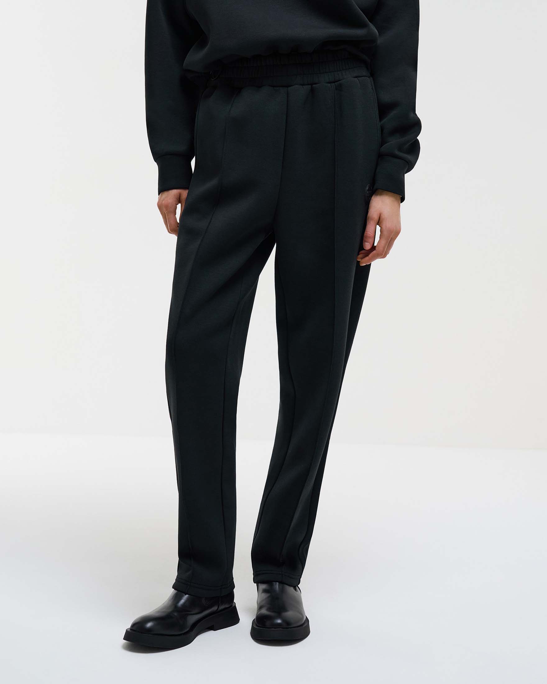 Pantaloni neri Colmar Originals in misto cotone effetto neoprene con elastico inserito in vita image
