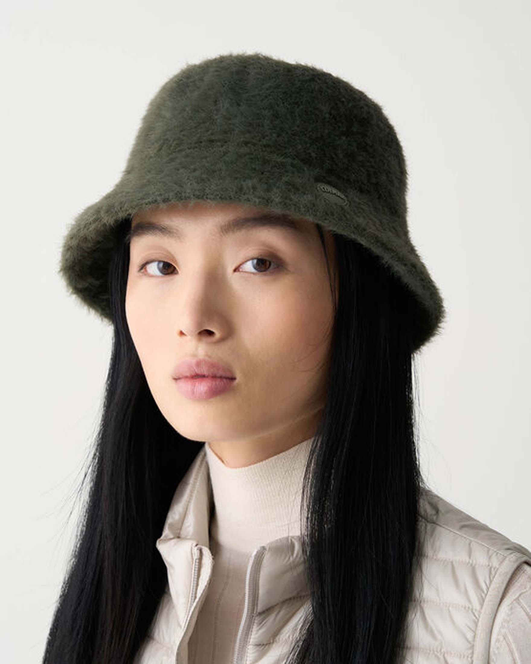 Cappello alla pescatora verde militare Colmar Originals in tessuto teddy con patch logo in gomma image