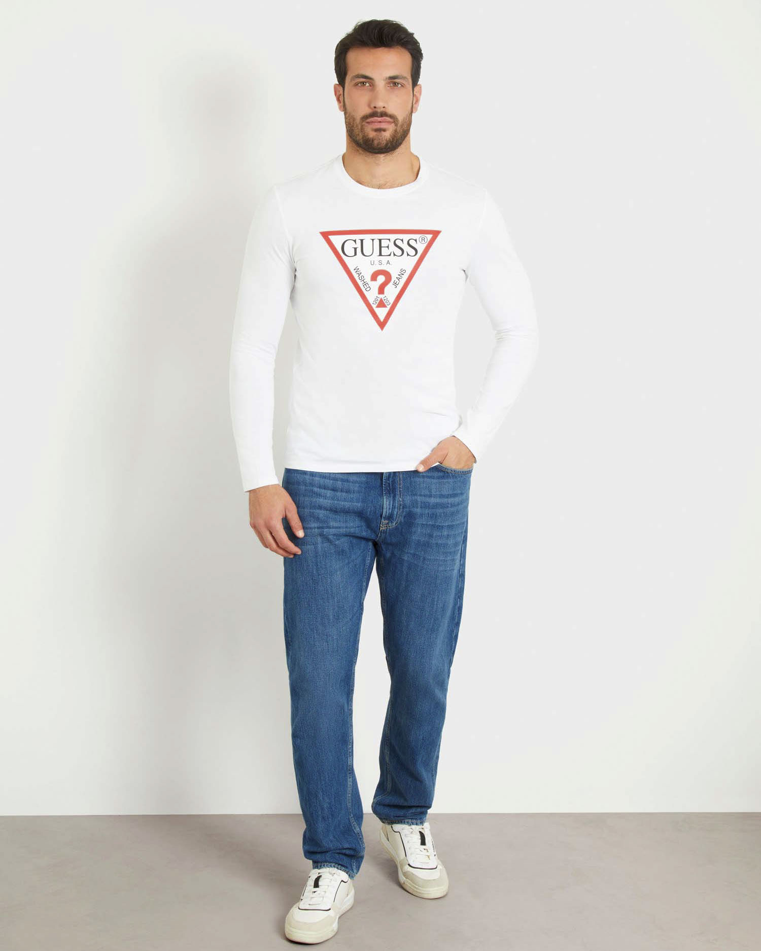 T-shirt a manica lunga Guess bianca in cotone con maxi logo triangolo stampato