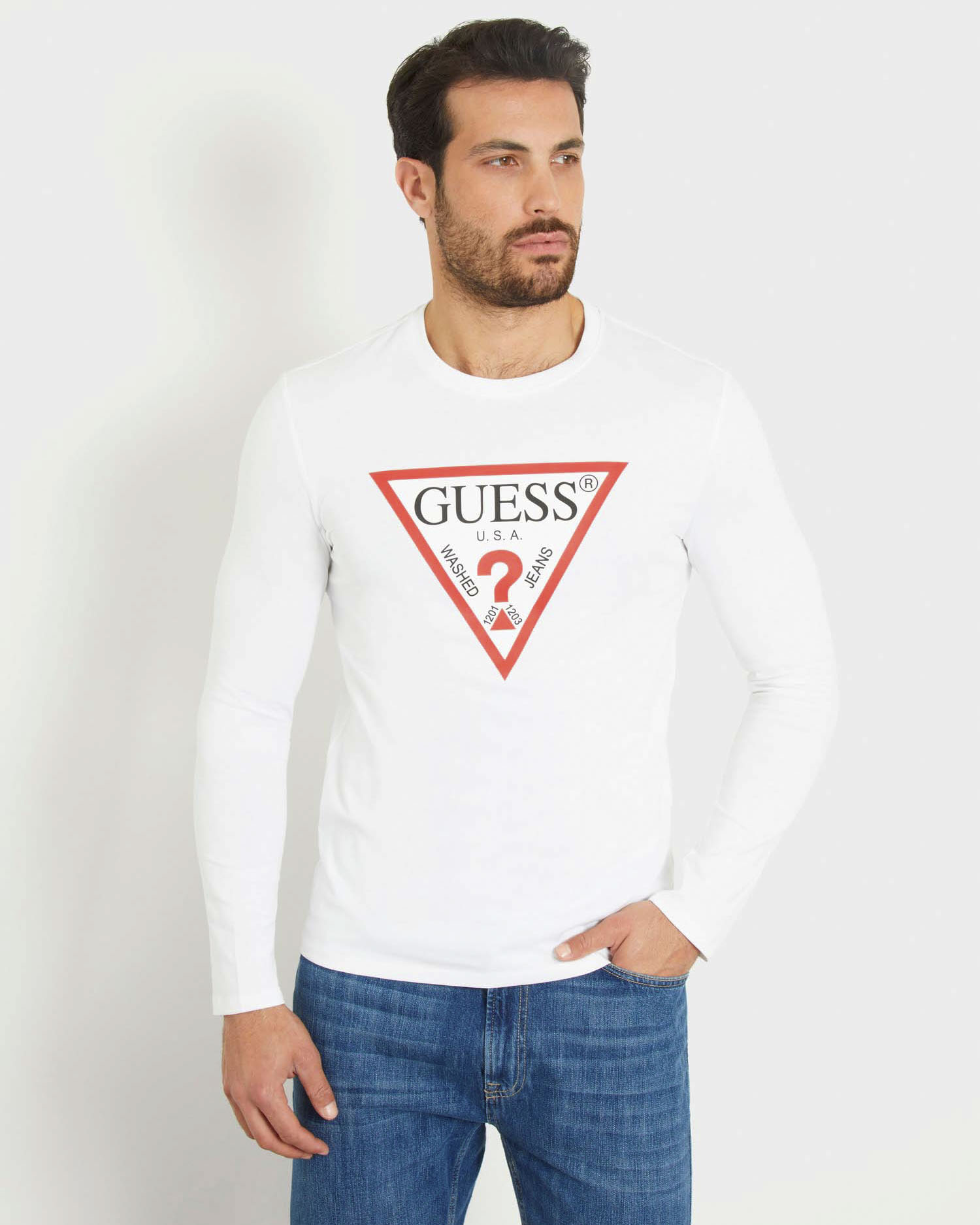 T-shirt a manica lunga Guess bianca in cotone con maxi logo triangolo stampato image