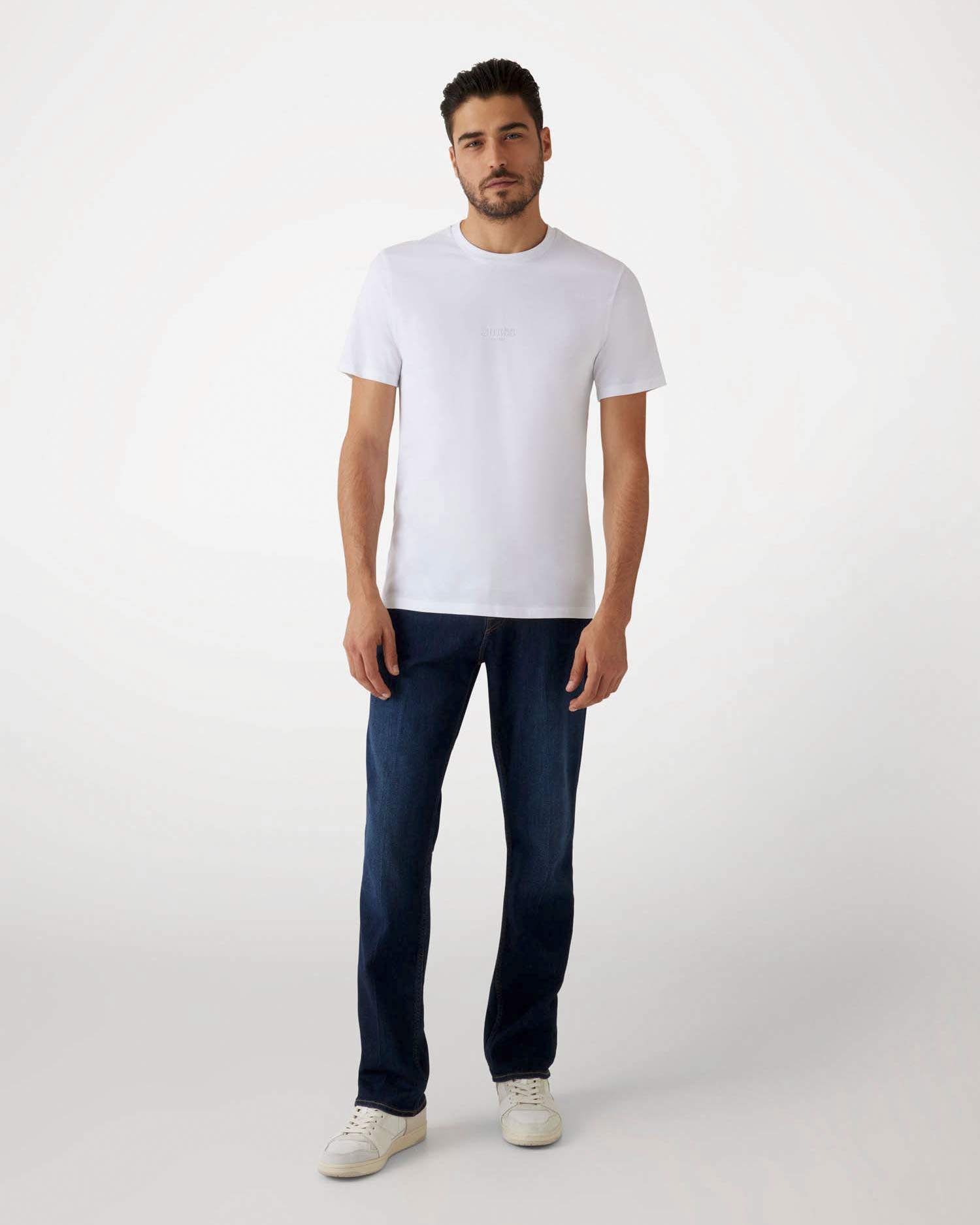 T-shirt bianca slim-fit in cotone con logo in tono ricamato sul petto