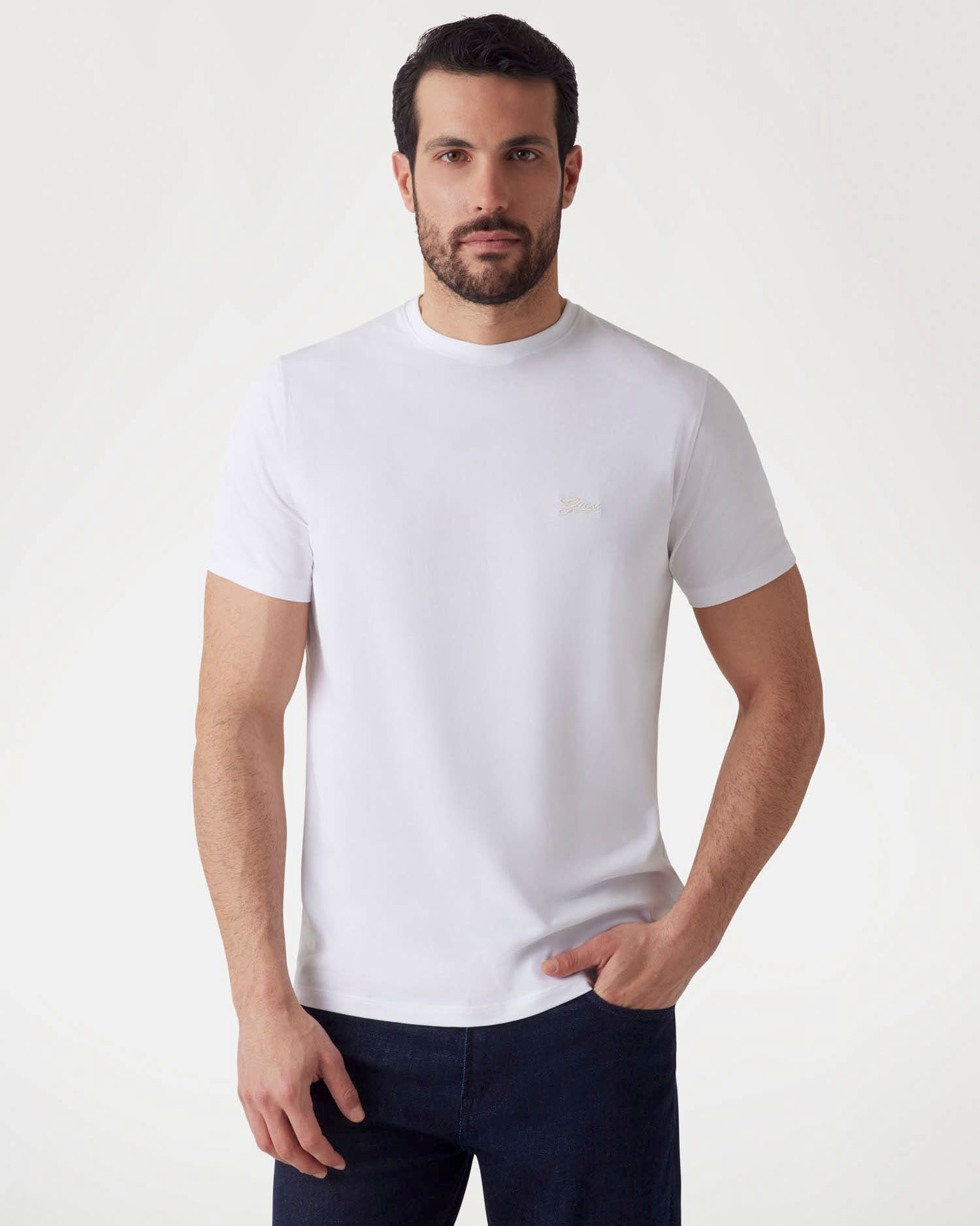 T-shirt Guess bianca in cotone elasticizzato con logo piccolo ricamato in tono