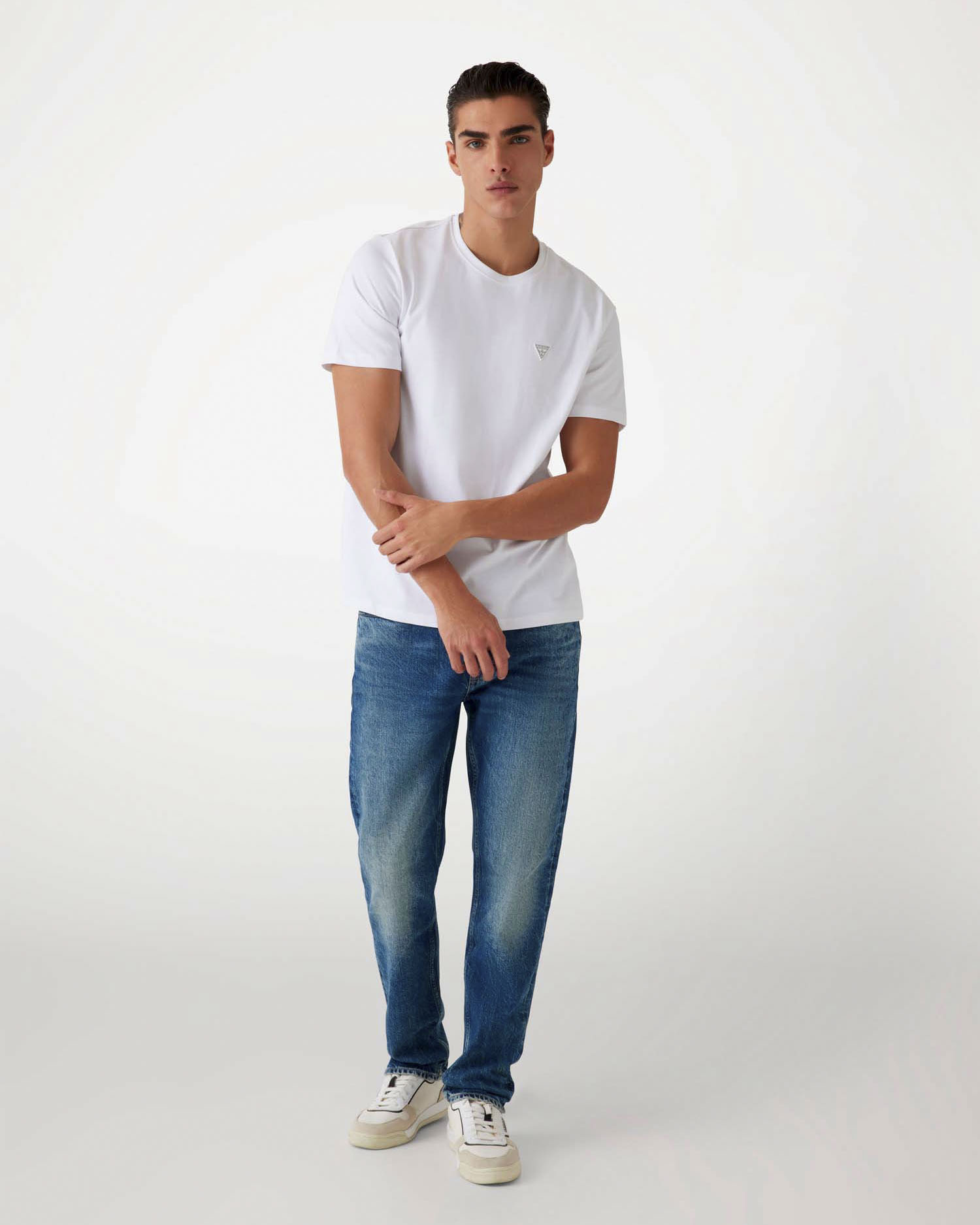 T-shirt Guess bianca regular-fit in cotone con logo ricamato sul petto