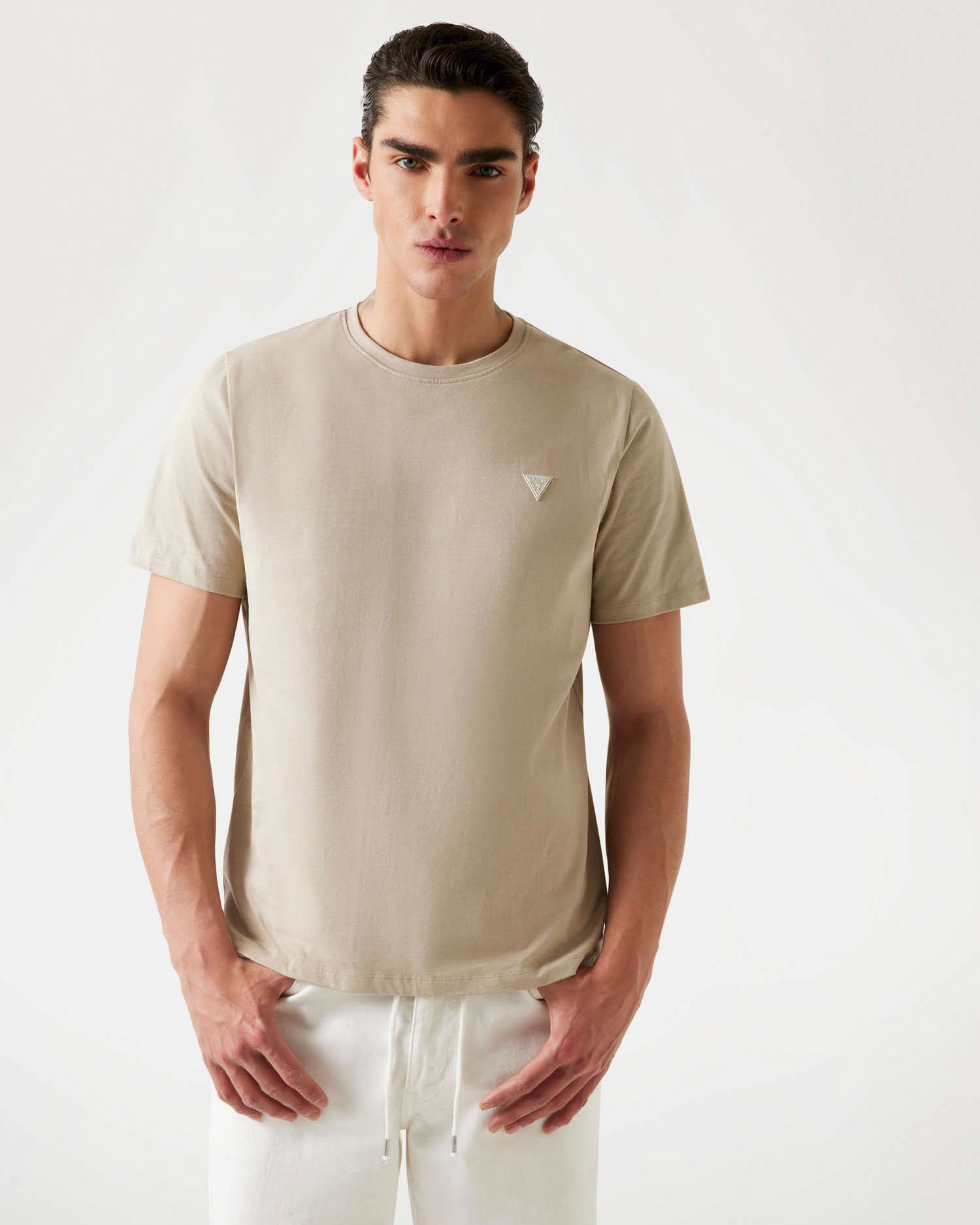 T-shirt Guess sabbia regular-fit in cotone con logo ricamato sul petto