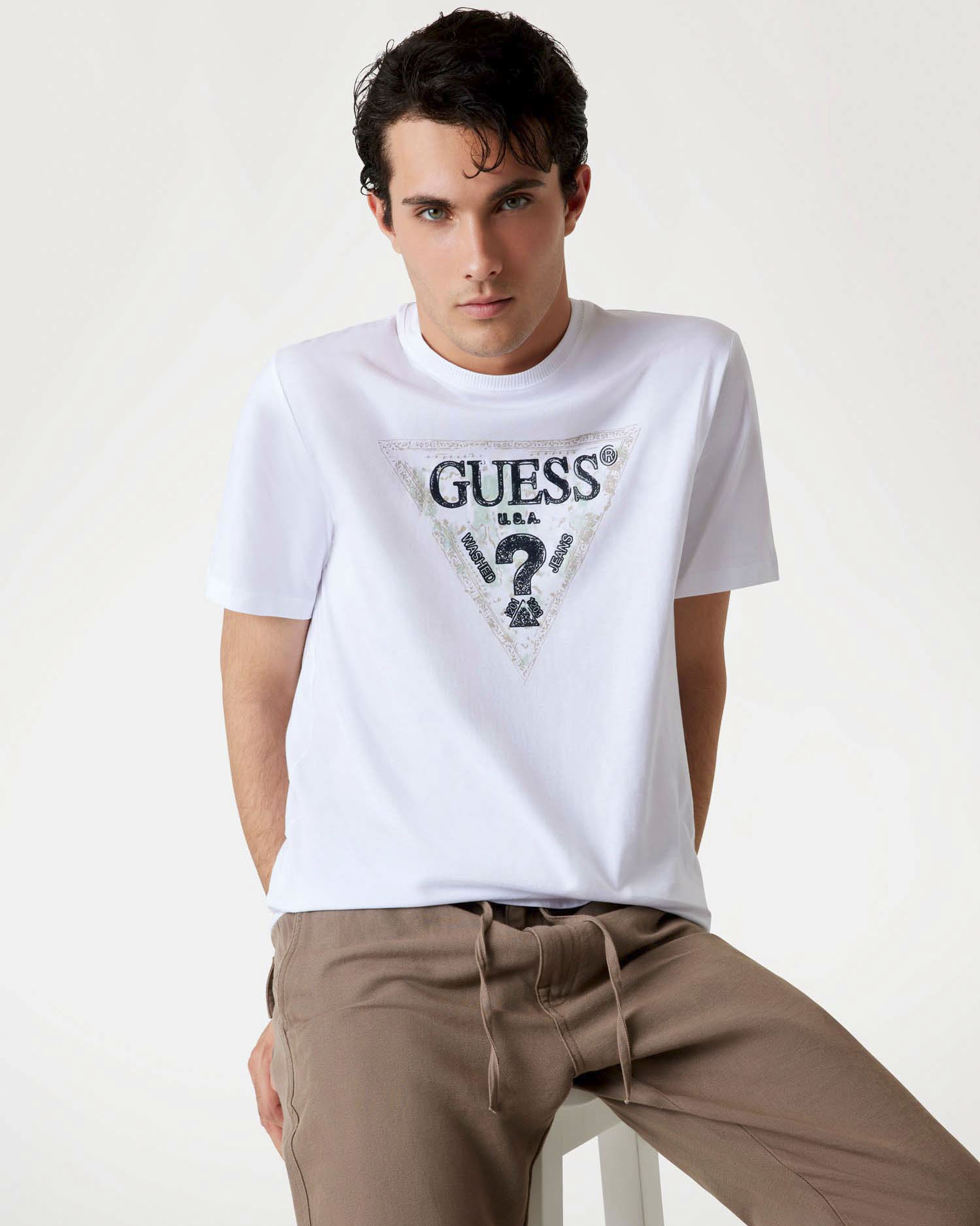 T-shirt Guess bianca in cotone con stampa logo triangolo frontale