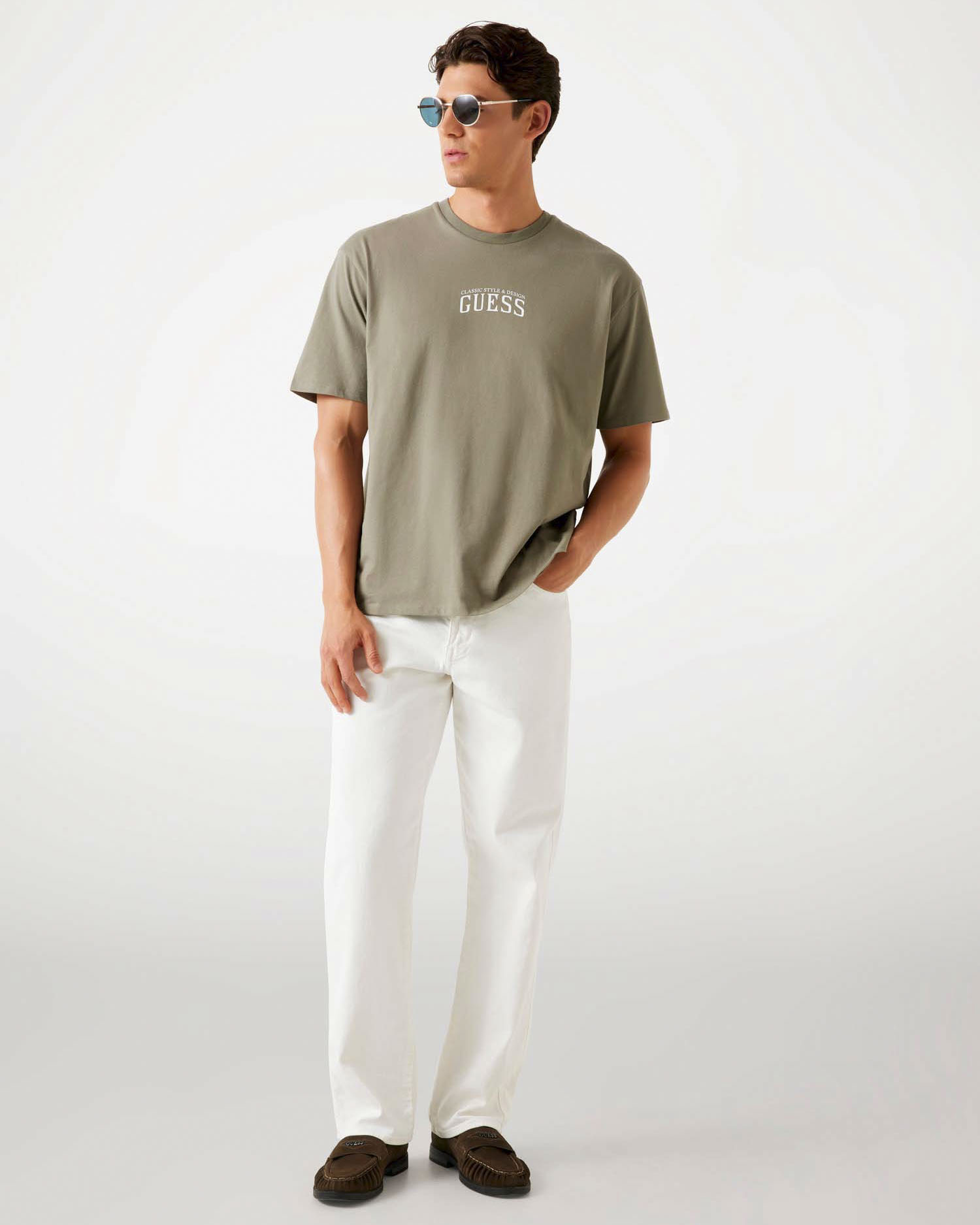 T-shirt Guess salvia in cotone con stampa floreale sul retro