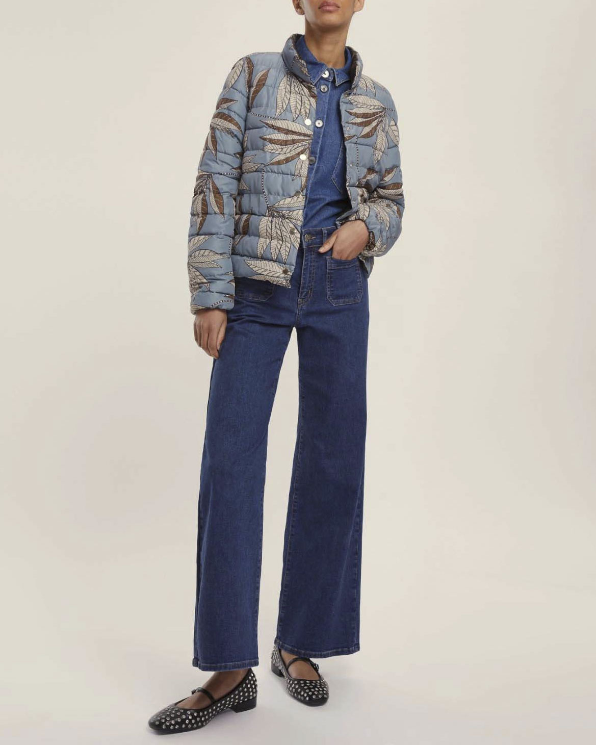 Piumino Emme Marella a fantasia foliage azzurra reversibile nel colore marrone con colletto in piedi