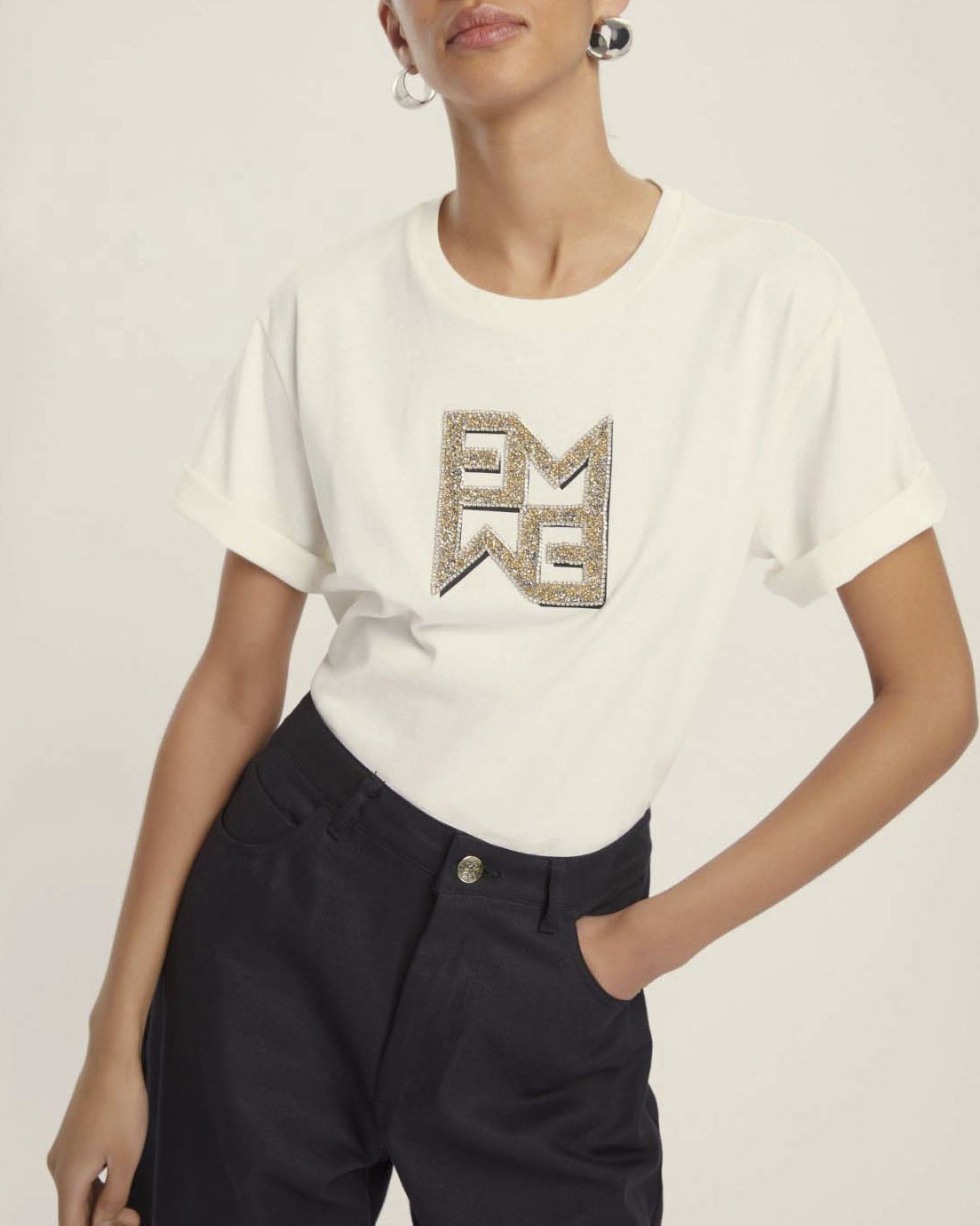 T-shirt bianca Emme Marella cropped in cotone con logo Emmegram in cristalli dorati applicati sul davanti