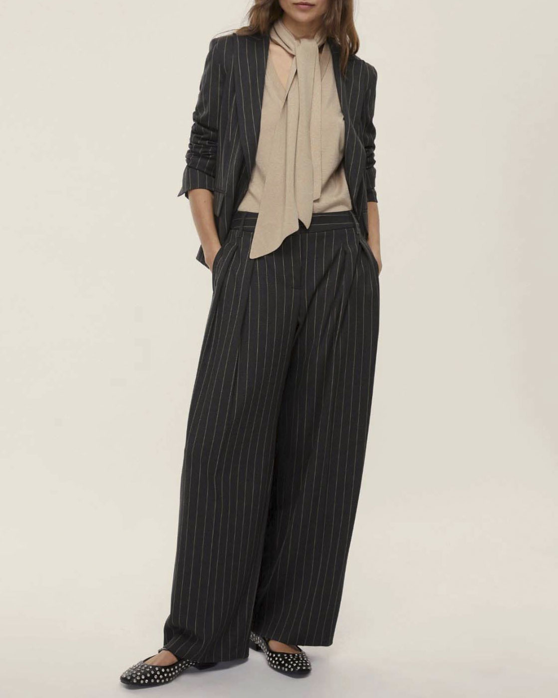 Maglia beige Emme Marella in misto lana con inserti in lurex a scollo a V e sciarpa rimovibile