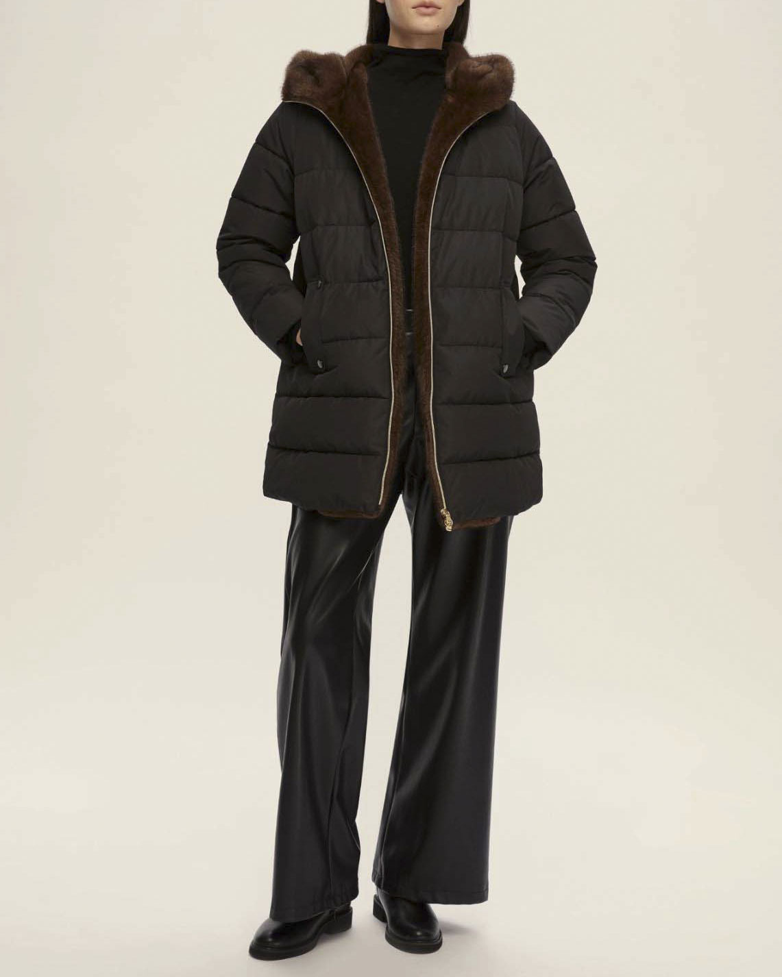 Piumino midi nero Emme Marella in taffetà con cappuccio e interno in ecopelliccia effetto visone