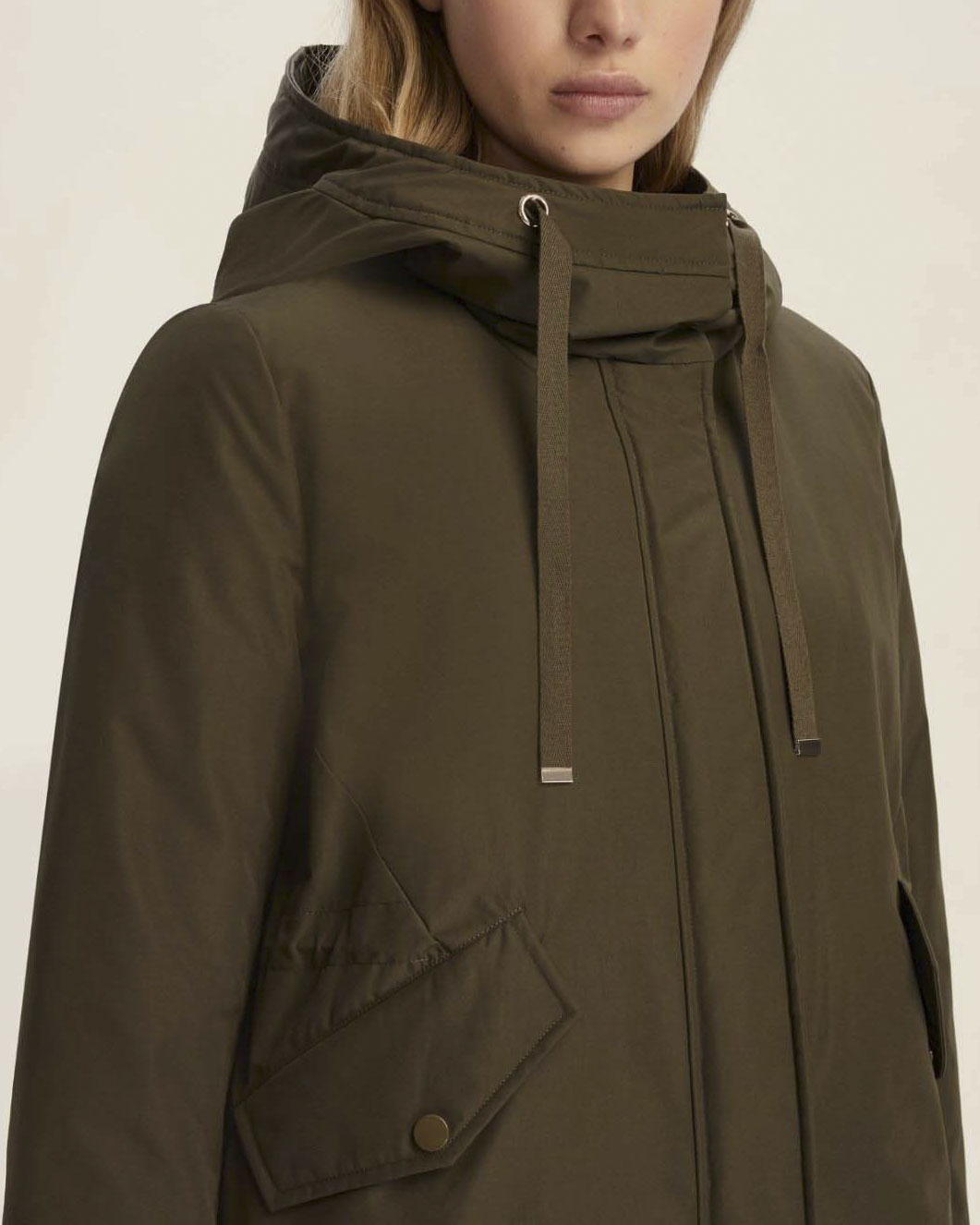 Parka verde militare Emme Marella in taffetà tecnico imbottito con cappuccio e fondo a code di rondine image