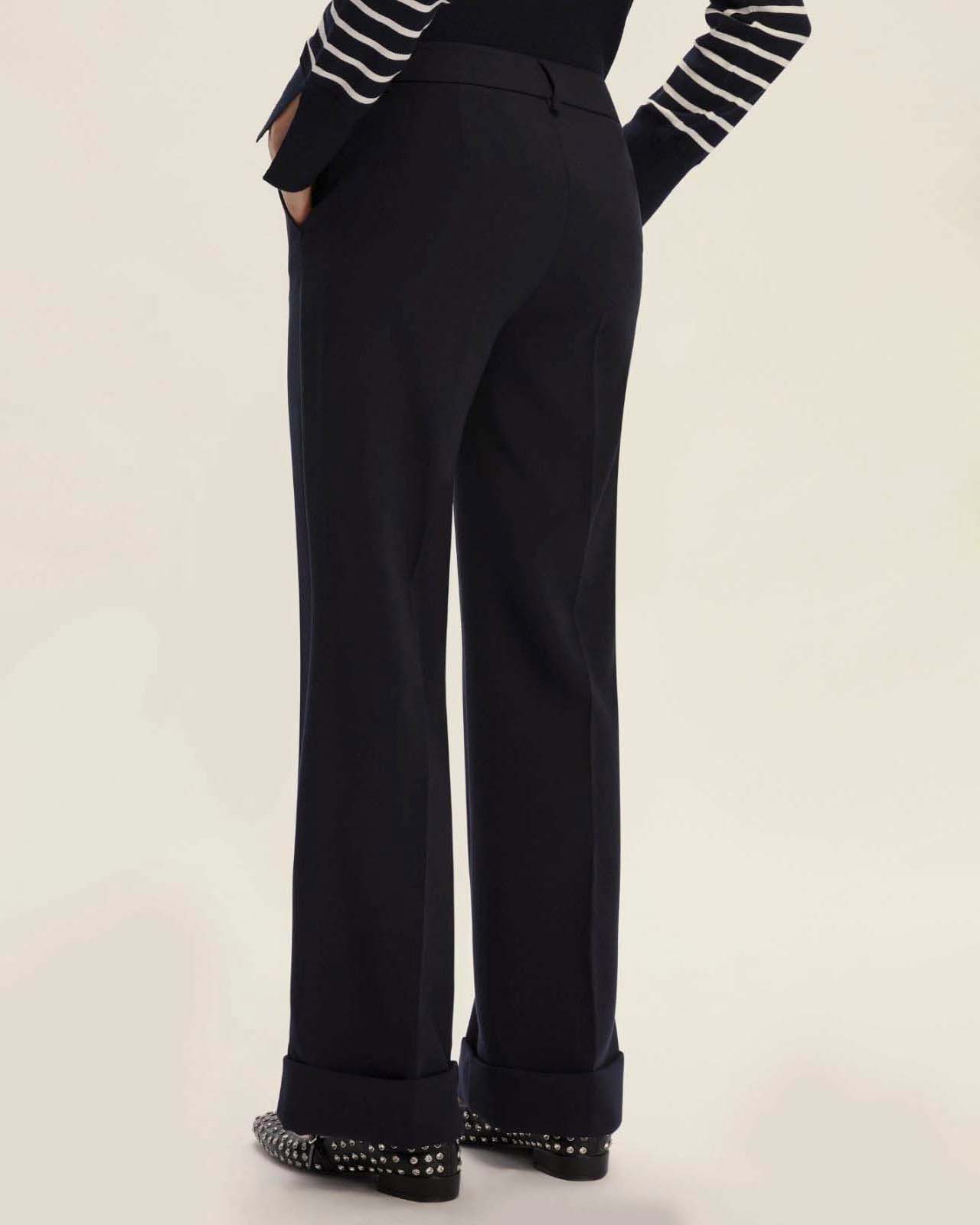 Pantaloni blu Emme Marella in tessuto doppio stretch di misto viscosa dalla linea dritta con risvolto al fondo