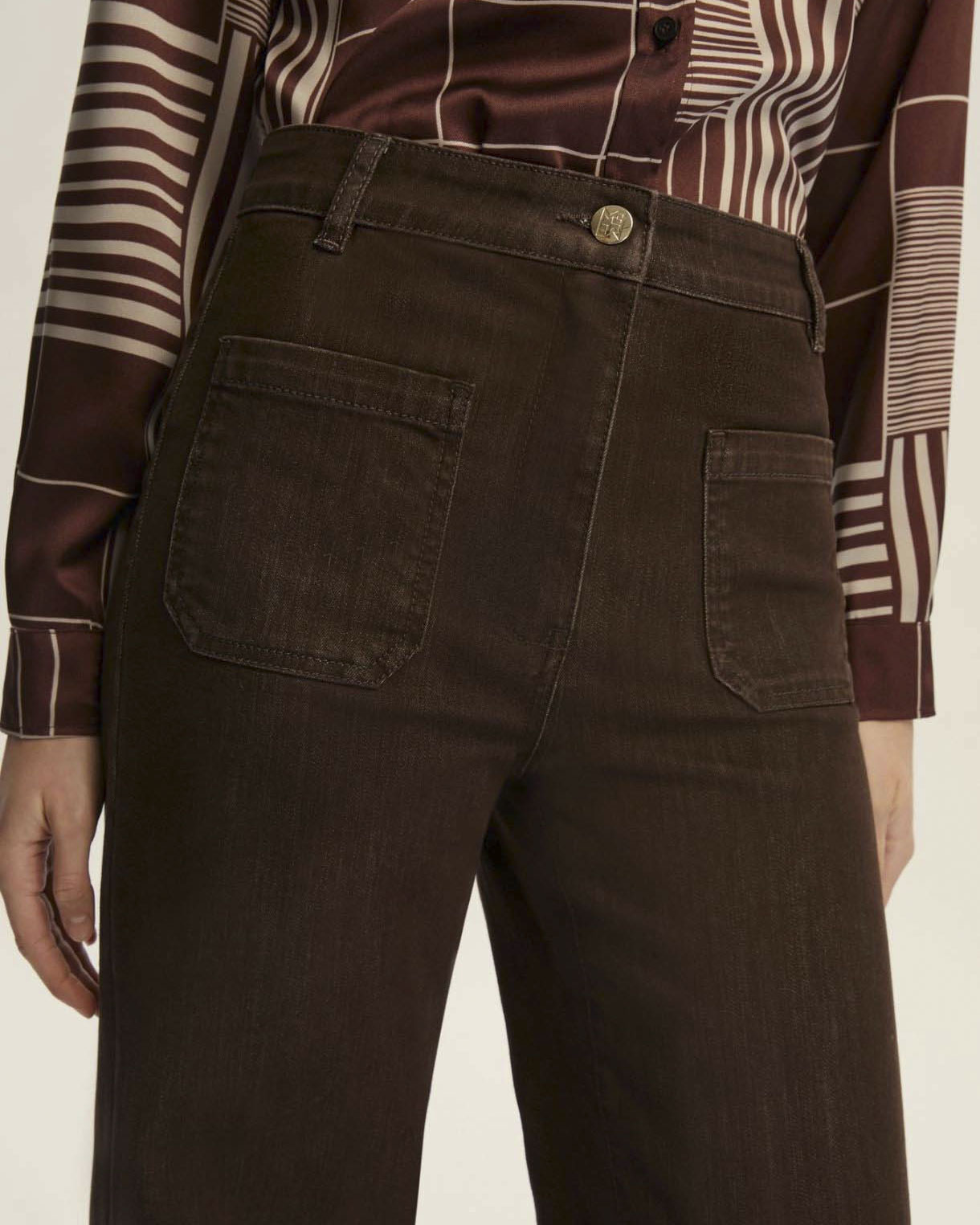 Pantaloni palazzo marroni Emme Marella in bull di cotone stretch a vita alta con taschini applicati image