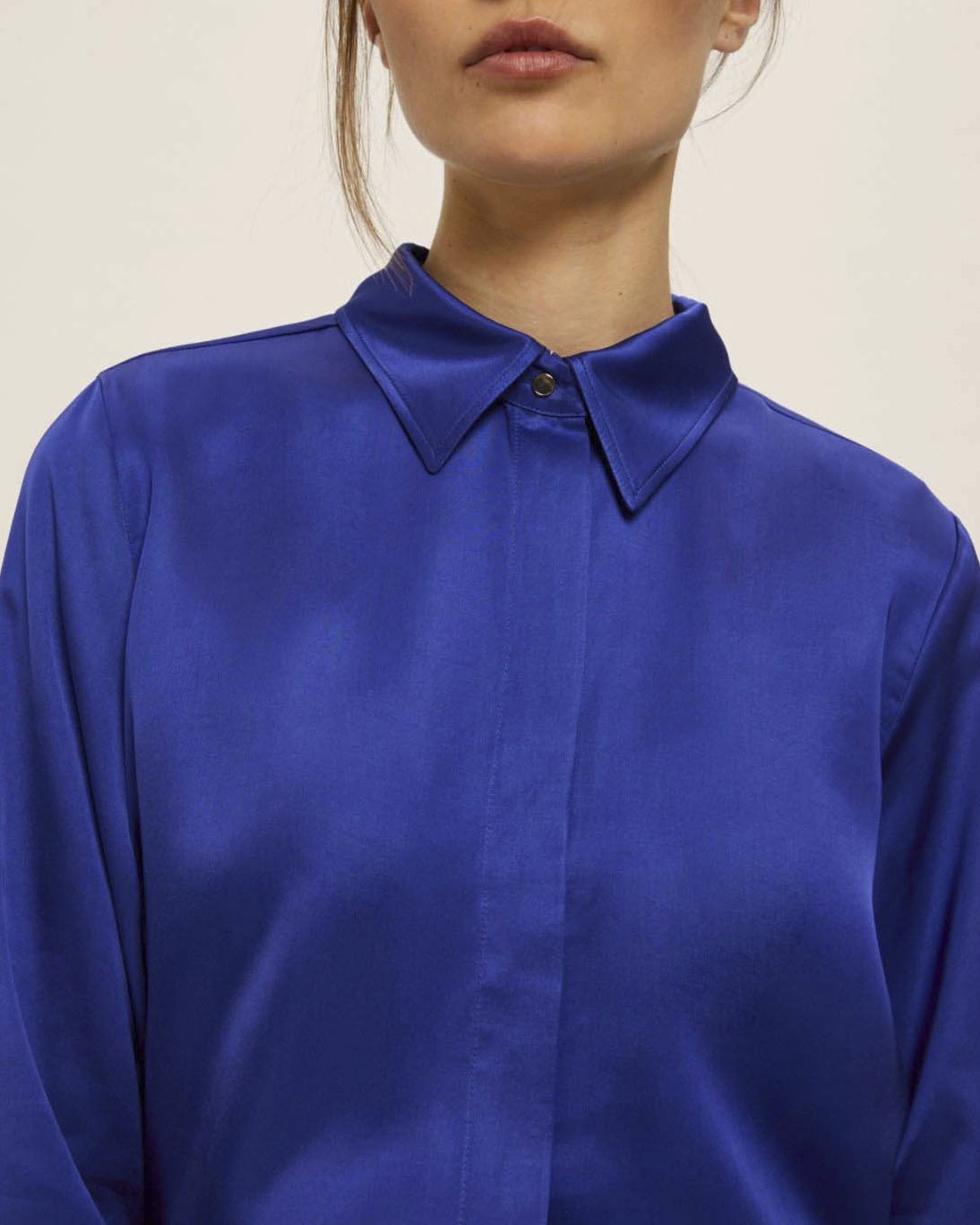 Camicia blu China Emme Marella in raso di viscosa con colletto classico e bottone gioiello