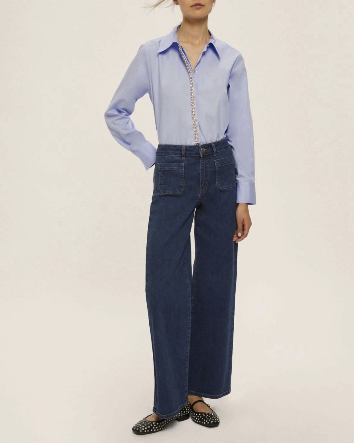 Camicia azzurra Emme Marella in popeline di cotone con strass e perline applicati lungo la chiusura centrale