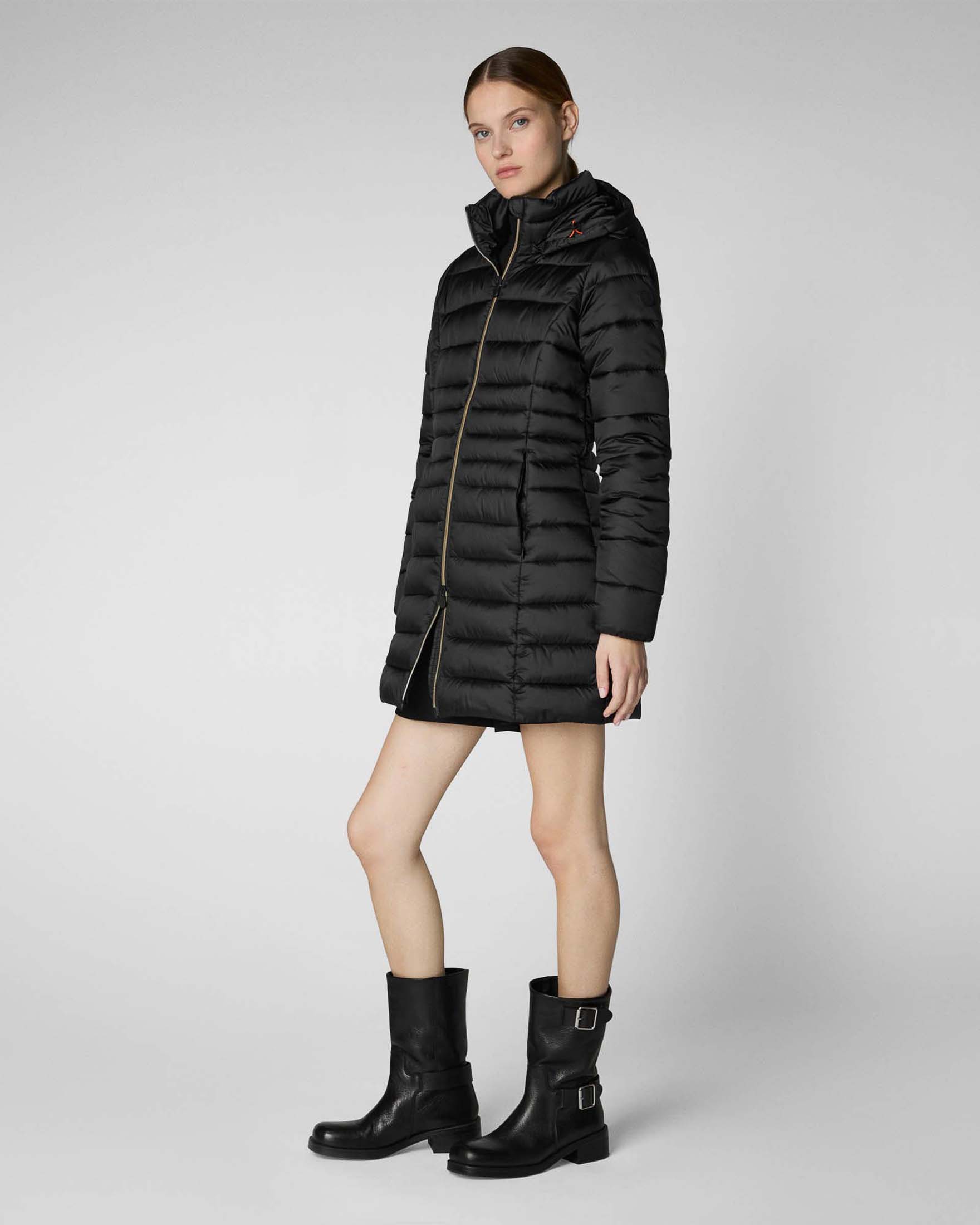 Piumino nero lunghezza media Save the duck modello Reese in tessuto effetto raso dalla linea sfiancata con cappuccio staccabile